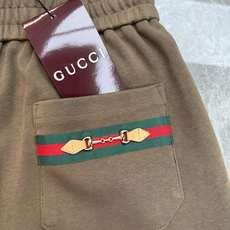 Gucci骑士徽章五分短裤.男女同款❤️Gucci新款骑士麦穗风.重磅水洗纯棉复合面料.经典织带马衔扣,咖色/米白两色轻 Gucci骑士徽章五分短裤.男女同款❤️Gucci新款骑士麦穗风.重磅水洗纯棉复合面料.经典织带马衔扣,咖色/米白两色轻