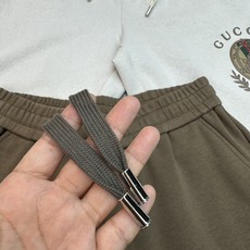 Gucci骑士徽章五分短裤.男女同款❤️Gucci新款骑士麦穗风.重磅水洗纯棉复合面料.经典织带马衔扣,咖色/米白两色轻 Gucci骑士徽章五分短裤.男女同款❤️Gucci新款骑士麦穗风.重磅水洗纯棉复合面料.经典织带马衔扣,咖色/米白两色轻
