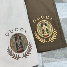 Gucci骑士徽章五分短裤.男女同款❤️Gucci新款骑士麦穗风.重磅水洗纯棉复合面料.经典织带马衔扣,咖色/米白两色轻 Gucci骑士徽章五分短裤.男女同款❤️Gucci新款骑士麦穗风.重磅水洗纯棉复合面料.经典织带马衔扣,咖色/米白两色轻