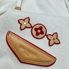夏日松弛感天花板|LV四叶花真皮饰五分短裤🩳男女同款❤️兼顾奢侈质感与日常舒适,男生春夏百搭休闲短裤,通勤、出游、约会全 夏日松弛感天花板|LV四叶花真皮饰五分短裤🩳男女同款❤️兼顾奢侈质感与日常舒适,男生春夏百搭休闲短裤,通勤、出游、约会全