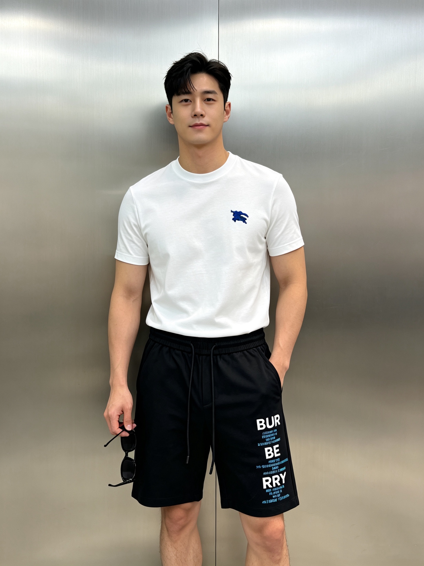 NO:937427,Tops and trousers BBR*Burberry summer men's casual trousers. Letter element printing, clean and neat!  Functional and professional cold-feeling four-sided elastic black technical fabric, skin-friendly, comfortable, sweat-absorbent, quick-drying and breathable. Exclusive ice-feeling cold silk weaving technology, it will feel cool at the moment of contact, and will not sweat in high temperatures in summer; High elasticity on four sides, no tightness when squatting or walking, anti-wrinkle, not easy to deform when machine washed. Light and breathable without stuffing the legs, quick-drying and moisture-removing, suitable for daily commuting, beach vacations, and leisure travel. Segmented BURBERRY ground on the side of the pants  Printed address letters, embellished with London/Paris/New York coordinates, contrasting blue and white printing technology, clear without peeling off glue, low-key and luxurious without being exaggerated, different from ordinary basic shorts, just right for recognition. The widened and highly elastic elastic waist accommodates various waist sizes without tightening the belly. It comes with a custom-made metal engraved rope head, the rope body is woven and wear-resistant, and can be freely adjusted for tightness. Bilateral hidden pockets + rear patch pockets, worry-free storage of mobile phones and sunglasses. All three labels!  Color pure white/classic black/energetic orange/light mint green. Size M-3XL/29-36 Fitted version (4Xl can be customized) 175/140 catties recommended L,, burberry, burberry, shorts,19860909上衣.裤子 BBR*巴宝莉夏季男士休闲五分裤.字母元素印花,干净利落！功能性专业冷感四面弹黑科技面料,亲肤舒适吸汗速干透气.专属冰感冷丝织造工艺,接触瞬间自带凉感,夏季高温不闷汗；四面°高弹力,蹲坐、行走无紧绷束缚,垂坠抗皱,机洗不易变形.轻薄透气不闷腿,速干排湿,日常通勤、海边度假、休闲出行全部适配.裤侧分段式BURBERRY地标地址字母印花,伦敦/巴黎/纽约坐标点缀,撞色蓝白印刷工艺,清晰不掉胶,低调轻奢不浮夸,区别普通基础短裤,辨识度恰到好处.加宽高弹松紧腰,包容各种腰围不勒腹.配套定制金属刻字绳头,绳身编织耐磨,自由调节松紧.双侧隐形插袋+后幅贴袋,随身手机、墨镜收纳无忧.三标齐！颜色纯白/经典黑/活力橙/浅薄荷绿.码数M-3XL/29-36合身版型（4Xl可订做）175/140斤建议L,,burberry,burberry,shorts,,Men's clothing