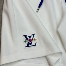 LV这条五分短裤直接焊在身上!男生夏日懒人穿搭天花板✨驴牌经典黑白双色,完全不挑上衣,随便一件白T上身就是韩系痞帅欧巴. LV这条五分短裤直接焊在身上!男生夏日懒人穿搭天花板✨驴牌经典黑白双色,完全不挑上衣,随便一件白T上身就是韩系痞帅欧巴.