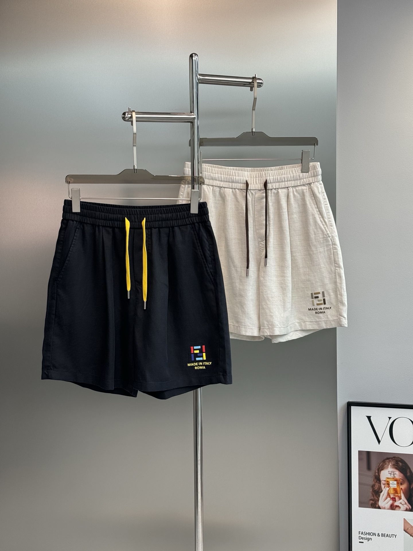 NO:957918,Roman Italian texture | FENDI linen casual shorts are made of natural linen blend. They are breathable and not stuffy. The colorful FF logo is self-recognizable. Fitted with a five-point cut, suitable for daily commuting and vacation. Spring and summer essential linen shorts - Fendi classic dual colors. The elastic drawstring waist is not flattering, and the three-dimensional offset printed logo on the back pocket is low-key and noble. Lightweight and breathable, a handsome and relaxed wear item for men over 30 years old. Italian light luxury casual style  FENDI Roman series shorts. The natural linen material has a soft texture, and the colorful square FF embroidery is exquisite and delicate. Navy blue/off-white two-color optional, casual and high-end without being exaggerated. Regular size M-3XL!  (/catties recommended L),,fendi,fendi,shorts,19860909罗马意式质感｜FENDI麻料休闲短裤天然亚麻混纺,透气不闷,彩色FF标识自带辨识度 合身五分剪裁,日常通勤度假都适配.春夏刚需麻料短裤-芬迪经典双配色.松紧抽绳腰头不挑身材,后袋立体胶印logo低调显贵.轻薄透气,30+男士痞帅松弛感穿搭单品.意式轻奢休闲风 FENDI罗马系列短裤.天然麻料肌理柔和,彩色方块FF刺绣精致细腻.藏青/米白双色可选,随性高级不浮夸.码数M-3XL常规版型！（/斤建议L）,,fendi,fendi,shorts,,Men's clothing