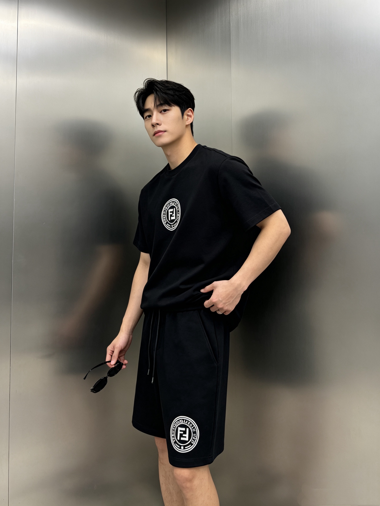 NO:949474,Tops, pants FENDI Fendi 26s new sports and leisure suits, the same style for men and women, including short-sleeved T-shirt + three-quarter shorts, simple solid color design + brand FF logo, highly recognizable!  Made of cotton fabric. Soft and comfortable!  The T-shirt has a round neck and is breathable, making it super comfortable to wear in summer. The shorts are elasticated and drawstring, allowing for freedom of movement. The overall American retro sports style, loose fit. It is suitable for daily casual, sports, and street wear. It is low-key and textured, and can easily create a fashionable and sporty look. All three standards are met!  Color Black. Blue. White. Size M-3XL Loose fit (/145 catties recommended L), fendi, fendi, shorts, T-shirt, tees, t-shirt,19860909上衣 ,裤子 FENDI芬迪26s新款运动休闲套装,男女同款包含短袖T恤+五分短裤,简约纯色设计+品牌FF标志,辨识度超高！采用棉莫面料.柔软舒适！T恤圆领透气,夏天穿超舒服,短裤松紧抽绳,活动自如.整体美式复古运动风,宽松版型.日常休闲、运动、街头穿搭都很OK,低调又有质感,轻松打造时尚运动look.三标齐！颜色黑色.蓝色.白色.码数M-3XL宽松版型（/145斤建议L）,,fendi,fendi,shorts,T-shirt,tees，t-shirt,,Men's clothing