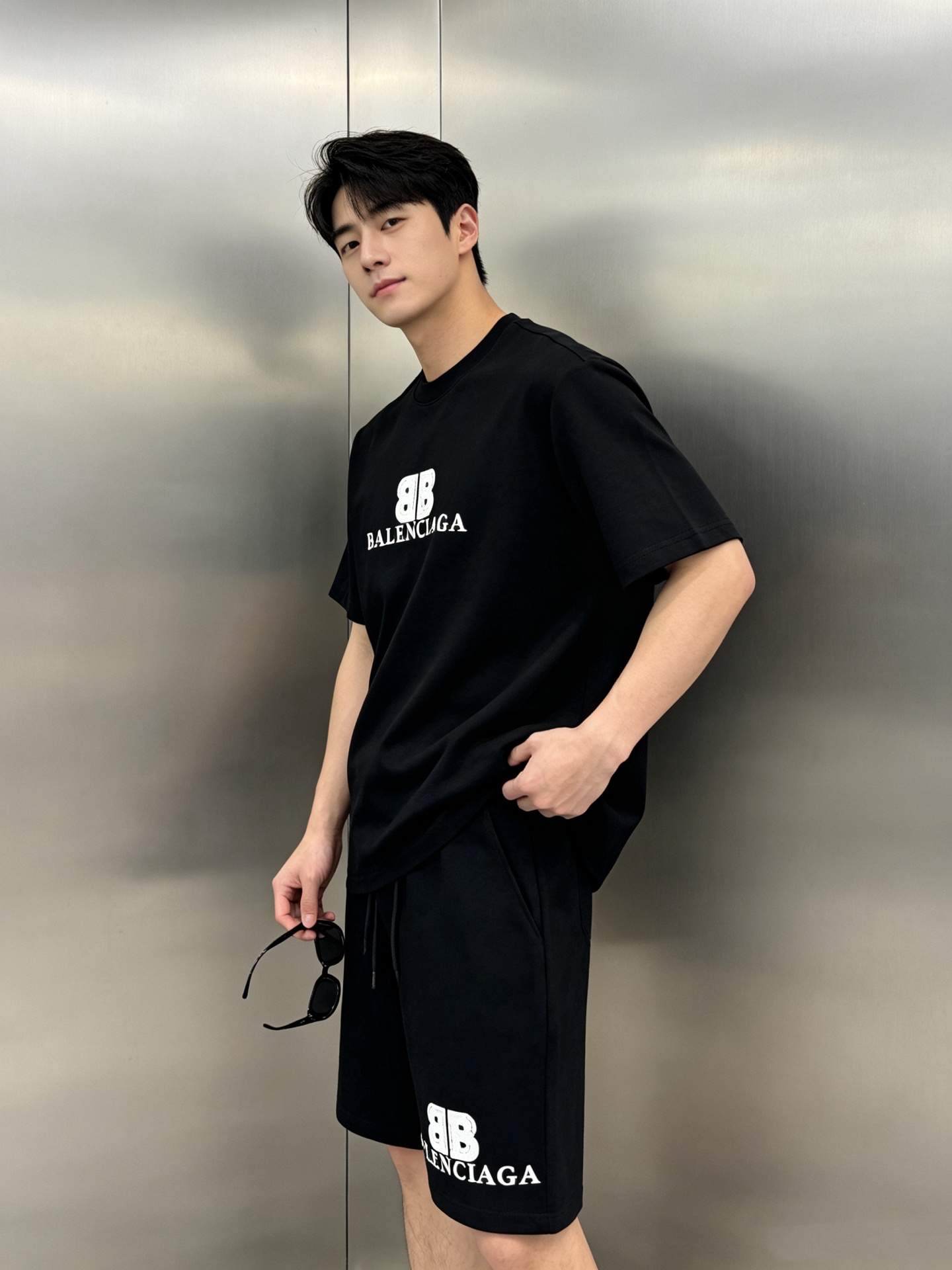 NO:949462,Tops, pants Balenciaga 26s new sports and leisure suit, same style for men and women, including short-sleeved T-shirt + three-quarter shorts, simple solid color design + brand BB Paris logo, highly recognizable!  Made of cotton fabric. Soft and comfortable!  The T-shirt has a round neck and is breathable, making it super comfortable to wear in summer. The shorts are elasticated and drawstring, allowing for freedom of movement. The overall American retro sports style, loose fit. It is suitable for daily casual, sports, and street wear. It is low-key and textured, and can easily create a fashionable and sporty look. All three standards are met!  Color Black. Blue. White. Size M-3XL Loose fit!  (/145 pounds recommended L),,balenciaga,balenciaga,shorts,T-shirt,tees,t-shirt,19860909上衣 ,裤子 Balenciaga巴黎世家26s新款运动休闲套装,男女同款包含短袖T恤+五分短裤,简约纯色设计+品牌BB巴黎标志,辨识度超高！采用棉莫面料.柔软舒适！T恤圆领透气,夏天穿超舒服,短裤松紧抽绳,活动自如.整体美式复古运动风,宽松版型.日常休闲、运动、街头穿搭都很OK,低调又有质感,轻松打造时尚运动look.三标齐！颜色黑色.蓝色.白色.码数M-3XL宽松版型！（/145斤建议L）,,balenciaga,balenciaga,shorts,T-shirt,tees，t-shirt,,Men's clothing
