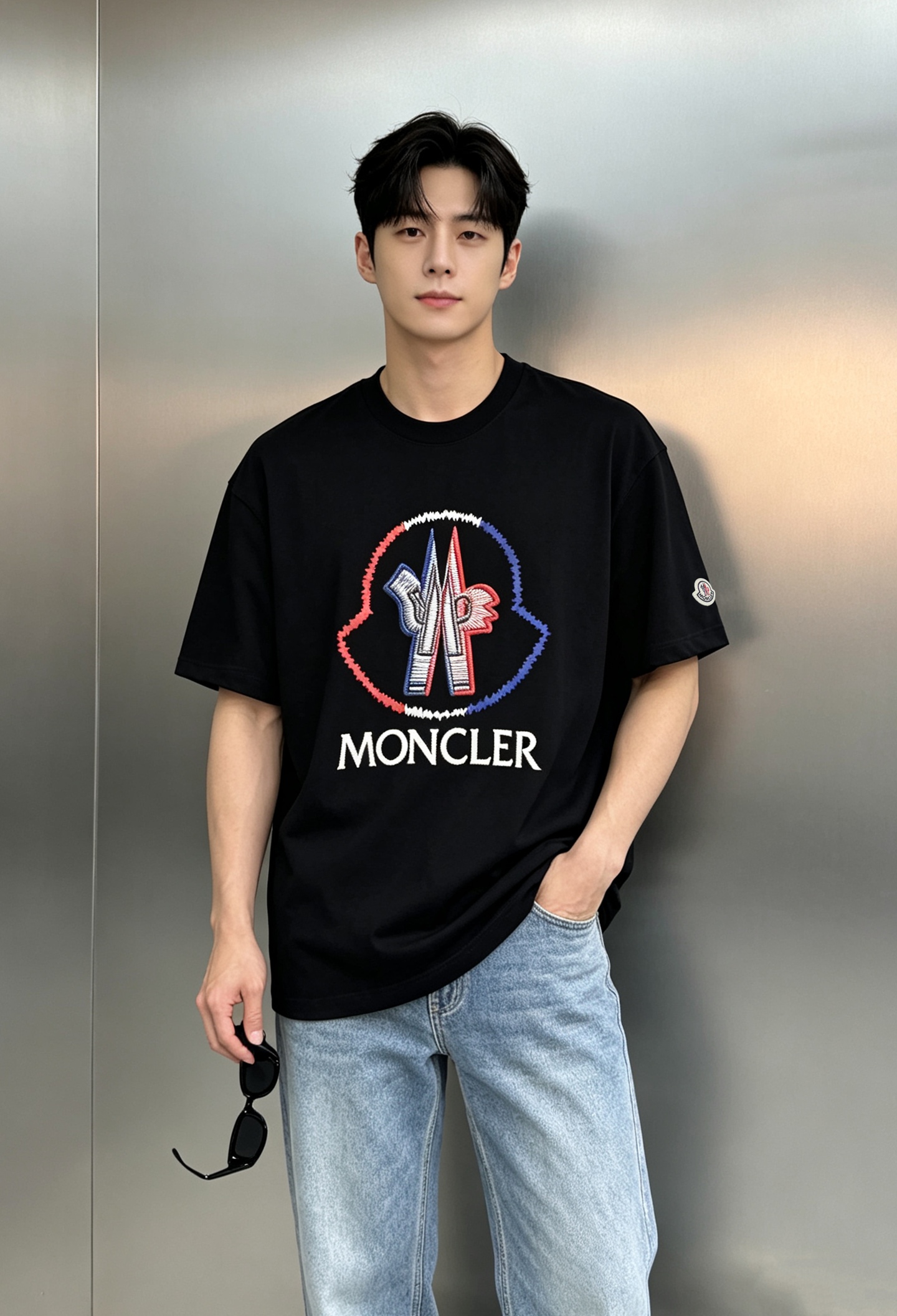 NO:938292,Moncler's new trendy T-shirt for men and women. Three-dimensional vision of classic brand letter graphics on the chest for men and women. Classic style heat transfer design. Fashionable and durable. 230g pure cotton fabric, soft and comfortable. Breathable and light. The top elements are combined to create a classic T-shirt. The fabric is soft and comfortable. Super recommended!  All three standards!  Color White. Black. Khaki. Size S-3XL slightly expanded version (175/catties recommended L), Moncler, tees, t-shirt,19860909Moncler蒙口新款潮牌T恤.男女同款胸口经典品牌字母图形立体视觉.经典款式烫画设计.耐看时尚.230g纯棉面料,柔软舒适.透气轻薄.顶级元素融合打造经典T恤.面料柔软舒适.超级推荐！三标齐！颜色白色.黑色.卡其.码数S-3XL微扩版型（175/斤建议L）,,Moncler,tees，t-shirt,,Men's clothing