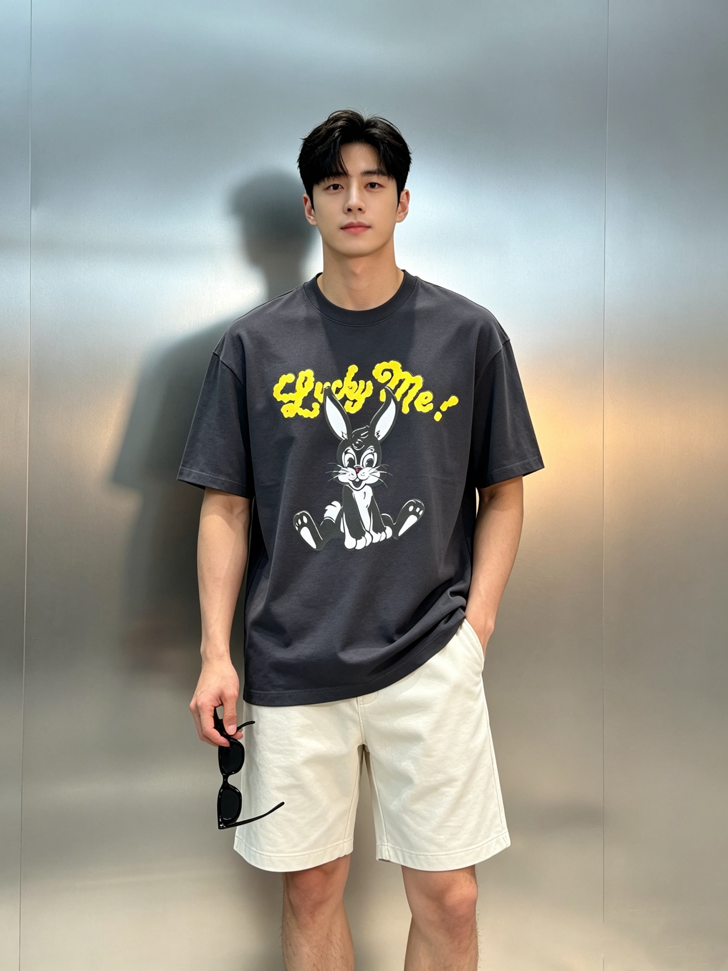 NO:938295,Kenzo*Looney Tunes co-branded short-sleeved T-shirt. Suitable for men and women. This T-shirt is themed after the classic Looney Tunes characters Daffy Duck and Tweety, with 'Lucky' printed on the front.  Me!' words and cartoon patterns, full of fun. Made of 280g pure cotton fabric, soft and breathable, simple and versatile round neck design, three colors of dark gray, floral gray and white to meet different dressing needs. Loose version, comfortable and trendy, suitable for daily casual or street style! Size S-3XL slightly expanded version (175/catties recommended L), T-shirt, tees, t-shirt,19860909Kenzo*Looney Tunes联名短袖T恤.男女同款这款T恤以Looney Tunes经典角色达菲鸭和崔弟为主题,正面印有“Lucky Me!”字样和卡通图案,趣味十足计.采用280g纯棉面料,柔软透气,圆领设计简约百搭,深灰.花灰.白色三种配色,满足不同穿搭需求.宽松版型,舒适又潮流,日常休闲或街头风都很适合!码数S-3XL微扩版型（175/斤建议L）,,T-shirt,tees，t-shirt,,Men's clothing