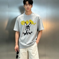 Kenzo*Looney Tunes联名短袖T恤.男女同款❤️这款T恤以Looney Tunes经典角色达菲鸭和崔弟为主 Kenzo*Looney Tunes联名短袖T恤.男女同款❤️这款T恤以Looney Tunes经典角色达菲鸭和崔弟为主