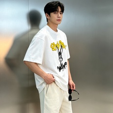 Kenzo*Looney Tunes联名短袖T恤.男女同款❤️这款T恤以Looney Tunes经典角色达菲鸭和崔弟为主 Kenzo*Looney Tunes联名短袖T恤.男女同款❤️这款T恤以Looney Tunes经典角色达菲鸭和崔弟为主