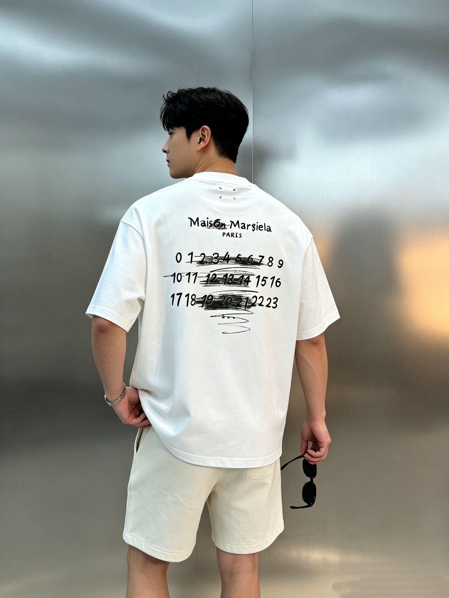 Maison Margiela MM6新品涂鸦数字T恤，男女同款❤️优选280g纯棉材质，穿着舒适透气。背面手写品牌名+