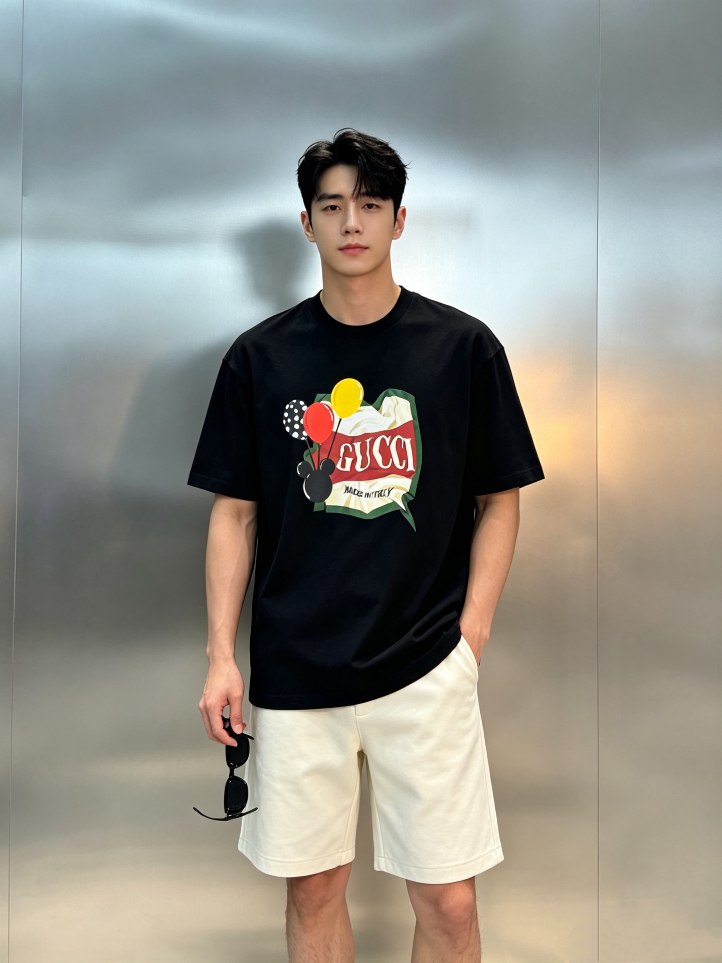 NO:938301,Gucci Gucci 26s new trendy brand balloon printed T-shirt for men and women is made of 280g pure cotton material. It is comfortable and breathable to wear, and it is very suitable for daily outings! The balloon + brand logo design on the front, the red, green and white color combination is very recognizable, and the Made in Italy label also has a sense of detail. The loose fit is suitable for casual wear with jeans or casual pants. It is easy to create a fashionable and casual style. A must-have for young people!  All three standards are in order ~ color black, Klein blue, off-white, size S-3XL slightly expanded version (L is recommended for 175/145 pounds), gucci, jeans, tees, t-shirt,19860909Gucci古奇26s新款潮牌气球印花T恤男女同款采用280g纯棉材质,穿着舒适透气,日常出街超适合!正面气球+品牌标志设计,红绿白配色超有辨识度,意大利制造标签也很有细节感.宽松版型,随便搭牛仔裤或休闲裤都很OK,轻松打造时尚休闲风,年轻人必入！三标齐～颜色黑色.克莱因蓝.米白.码数S-3XL微扩版型（175/145斤建议L）,,gucci,jeans,tees，t-shirt,,Men's clothing