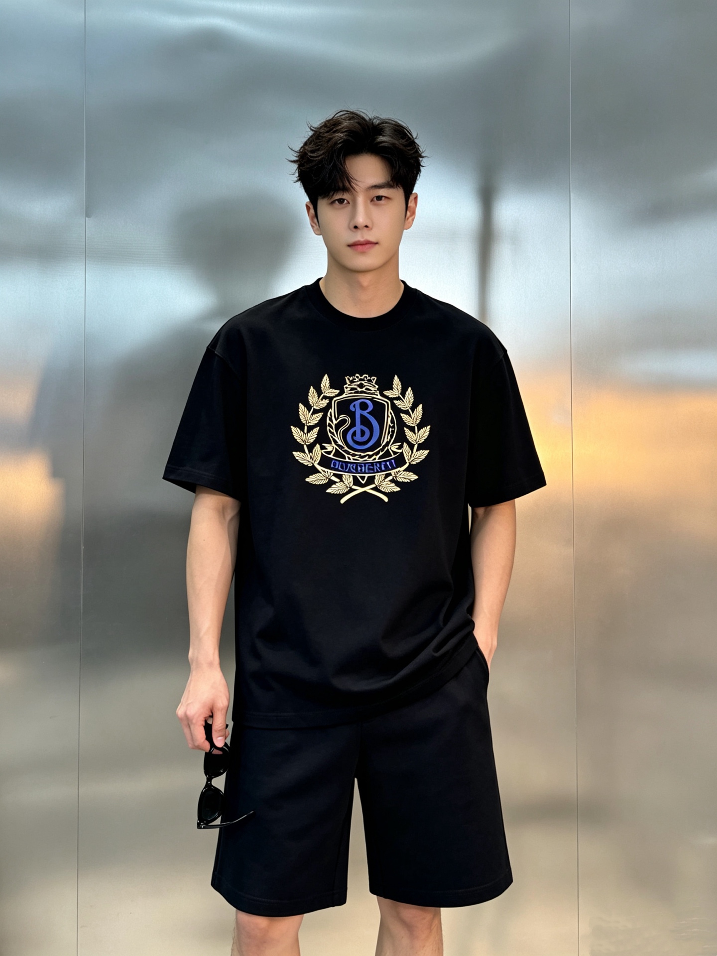 NO:938286,Burberry 26s new emblem printed T-shirt. BBR emblem printed T-shirt for men and women, 280g pure cotton material, comfortable and breathable to wear. Golden wheat ears with 'B' letter badge on the front, full of British style, highly recognizable! It can be easily used for daily casual and commuting, and it goes well with jeans or casual pants. The knight logo on the tag directly adds to the sense of brand identity, and it is Burberry's classic logo~all three logos!  Color: Black. Floral gray. Anchor red. White. Size: S-3XL slightly expanded version (L is recommended for 175/145 pounds), burberry, burberry, jeans, tees, t-shirt,19860909Burberry巴宝莉26s新款徽章印花T恤.男女同款BBR徽章印花T恤,280g纯棉材质,穿着舒适透气.正面金色麦穗搭'B'字母徽章,英伦风满满,辨识度超高!日常休闲,通勤都能轻松驾驭,搭配牛仔裤或休闲裤都很OK.吊牌上的骑士Logo,品牌身份感直接拉满,是Burberry的经典标志哦~三标齐！颜色黑色.花灰.安可拉红.白色.码数S-3XL微扩版型（175/145斤建议L）,,burberry,burberry,jeans,tees，t-shirt,,Men's clothing