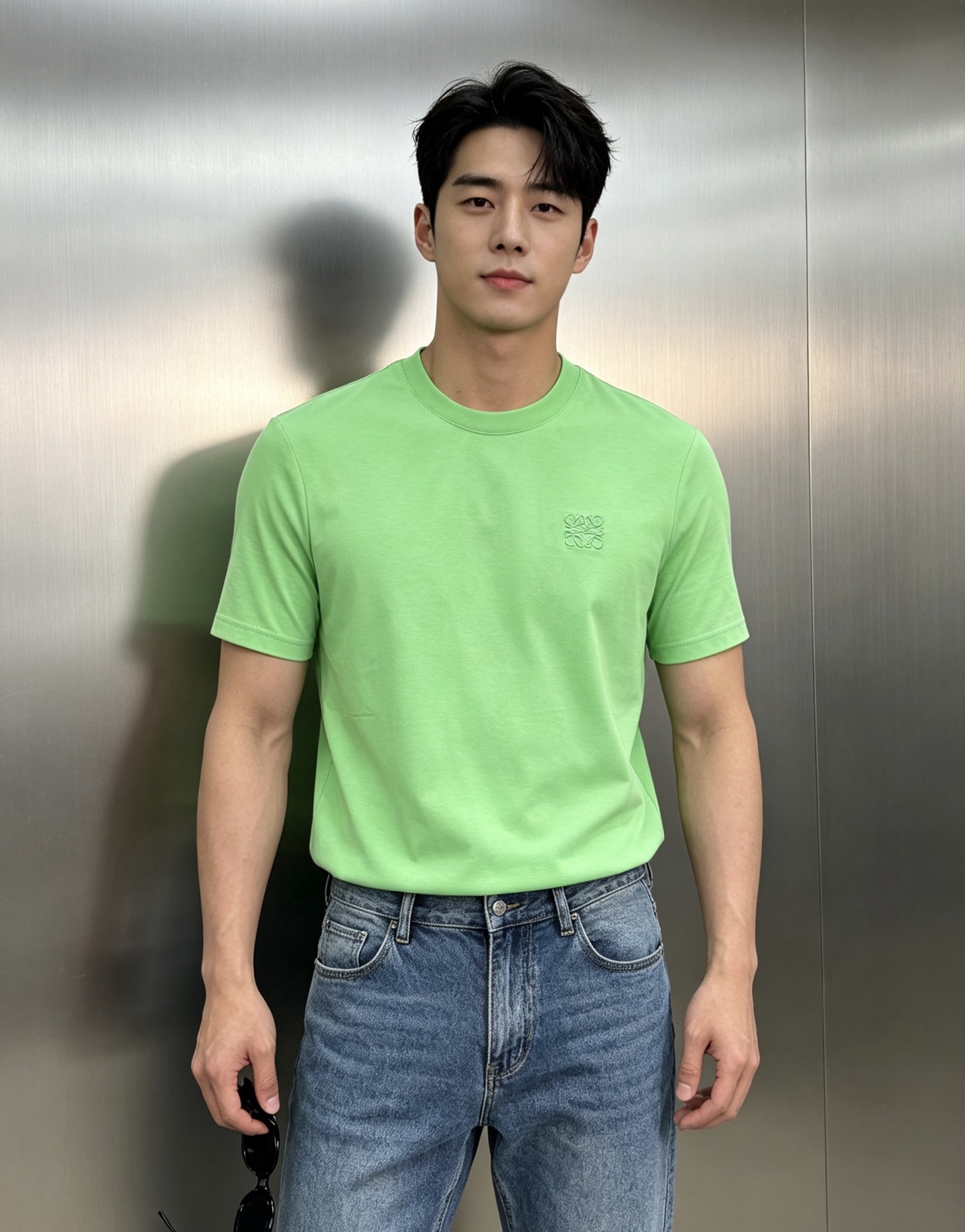 NO:938308,When placing an order, please note the number of special offers. No refunds or exchanges will be accepted. No cancellation, no swiping, no remark on the price when placing the order. Green/khaki/light purple/light blue in all sizes from S-4XL. LOEW* Loewe's new spring and summer round neck short-sleeved T-shirt. The basic clean version will make you unforgettable!  This short TEE is made of 240g ice cotton fabric, which feels smooth and soft, making it extremely comfortable and skin-friendly when worn next to the body!  The classic Loewe graphic ecru embroidery on the chest!  The tight three-dimensional embroidery craftsmanship, high-end and standard feel are needless to say!  Slim-fitting basic version cut. Summer multi-color black, white, dark gray, sky blue, taro purple, khaki, color green, size M-3XL slim version!  (S and 4xl can be customized)/catties recommended L,, loewe, loewe, T-shirt, tees, t-shirt,19860909下单备注特价码数,不退不换下单不取消不刷图不备注标价出 绿色/卡其/浅紫/浅蓝S-4XL齐码 LOEW*罗意威春夏新款圆领短袖T恤,基础款净版让你过目难忘！此款短TEE甄选240g冰棉面料,触感爽滑软糯,贴身穿着极致舒适亲肤！衣身胸前经典的罗意威图形本色绣花！紧密立体的刺绣工艺,高级与规格感更是无需多言！修身合体的基础版型裁剪.夏天多色彩黑色.白色.深灰.天蓝.香芋紫.卡其.彩绿.码数M-3XL修身版型！（S和4xl可定做）/斤建议L,,loewe,loewe,T-shirt,tees，t-shirt,,Men's clothing
