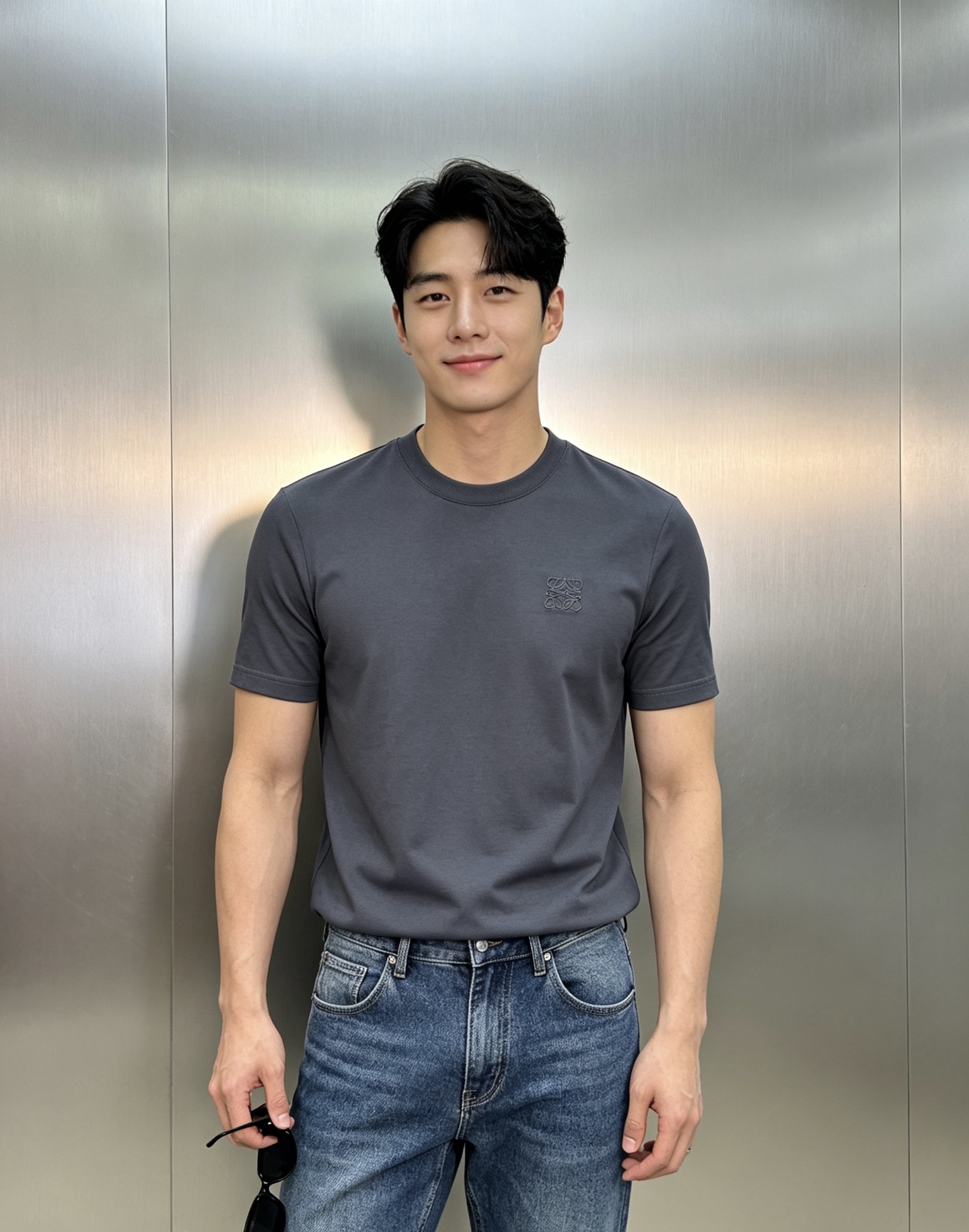 NO:938309,Dark gray/white S-4XL in all sizes. Please note the special price when placing an order. No refunds or exchanges. No cancellation. No cancellation. No swiping of pictures. No notes on the price. LOEW* Loewe's new spring and summer round neck short-sleeved T-shirt. The basic clean version will make you unforgettable!  This short TEE is made of 240g ice cotton fabric, which feels smooth and soft, making it extremely comfortable and skin-friendly when worn next to the body!  The classic Loewe graphic ecru embroidery on the chest!  The tight three-dimensional embroidery craftsmanship, high-end and standard feel are needless to say!  Slim-fitting basic version cut. Summer multi-color black, white, dark gray, sky blue, taro purple, khaki, color green, size M-3XL slim version!  (S and 4xl can be customized)/catties recommended L,, loewe, loewe, T-shirt, tees, t-shirt,19860909深灰/白色S-4XL齐码 下单备注特价码数,不退不换下单不取消不刷图不备注标价出 LOEW*罗意威春夏新款圆领短袖T恤,基础款净版让你过目难忘！此款短TEE甄选240g冰棉面料,触感爽滑软糯,贴身穿着极致舒适亲肤！衣身胸前经典的罗意威图形本色绣花！紧密立体的刺绣工艺,高级与规格感更是无需多言！修身合体的基础版型裁剪.夏天多色彩黑色.白色.深灰.天蓝.香芋紫.卡其.彩绿.码数M-3XL修身版型！（S和4xl可定做）/斤建议L,,loewe,loewe,T-shirt,tees，t-shirt,,Men's clothing