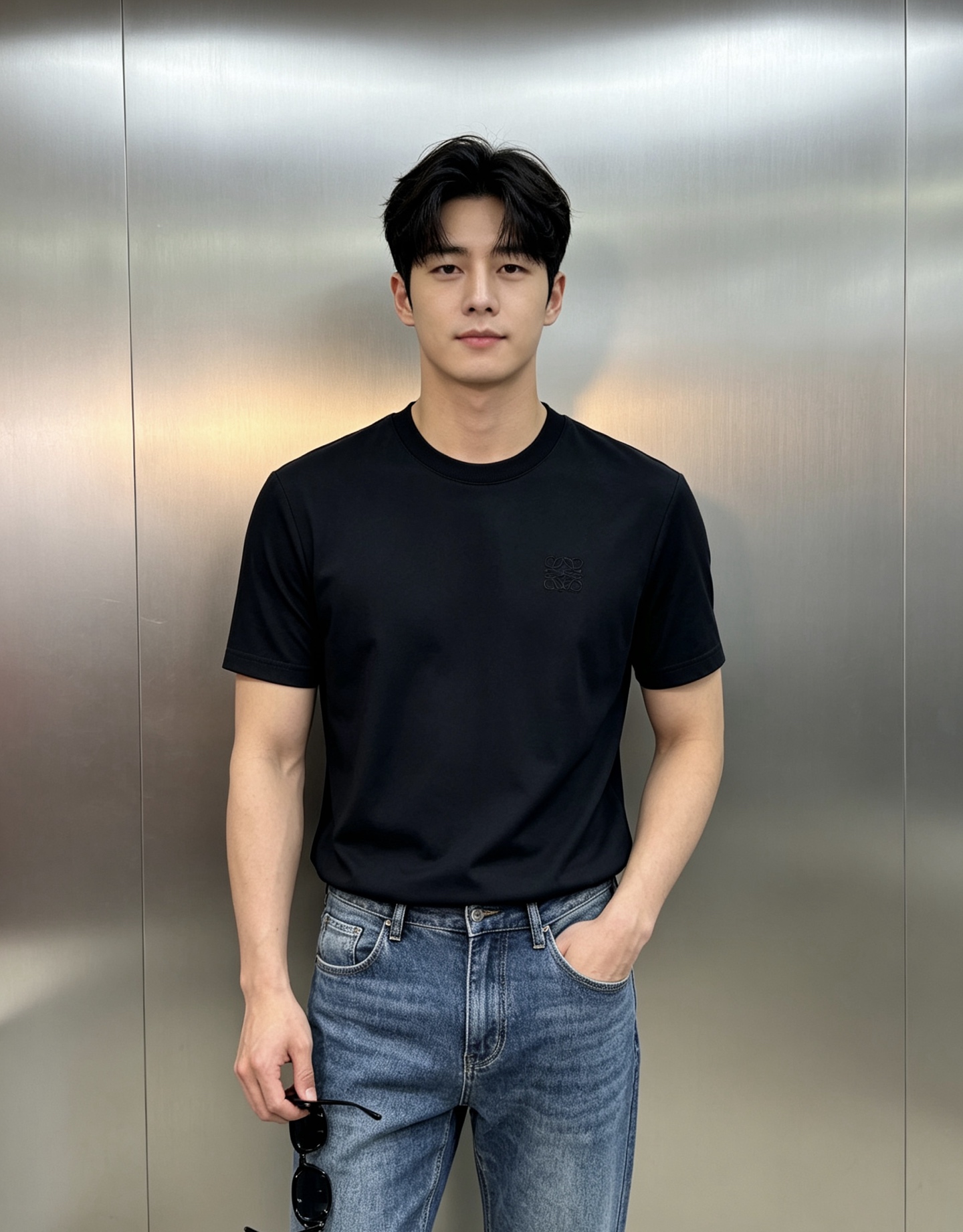 NO:938307,Black S-4XL comes in all sizes. When placing an order, please note the number of special offers. No refunds or exchanges. No cancellation. No cancellation. No swiping of pictures. No notes on the price. LOEW* Loewe's new spring and summer round neck short-sleeved T-shirt. The basic clean version will make you unforgettable!  This short TEE is made of 240g ice cotton fabric, which feels smooth and soft, making it extremely comfortable and skin-friendly when worn next to the body!  The classic Loewe graphic ecru embroidery on the chest!  The tight three-dimensional embroidery craftsmanship, high-end and standard feel are needless to say!  Slim-fitting basic version cut. Summer multi-color black, white, dark gray, sky blue, taro purple, khaki, color green, size M-3XL slim version!  (S and 4xl can be customized)/catties recommended L,, loewe, loewe, T-shirt, tees, t-shirt,19860909黑色S-4XL齐码 下单备注特价码数,不退不换下单不取消不刷图不备注标价出 LOEW*罗意威春夏新款圆领短袖T恤,基础款净版让你过目难忘！此款短TEE甄选240g冰棉面料,触感爽滑软糯,贴身穿着极致舒适亲肤！衣身胸前经典的罗意威图形本色绣花！紧密立体的刺绣工艺,高级与规格感更是无需多言！修身合体的基础版型裁剪.夏天多色彩黑色.白色.深灰.天蓝.香芋紫.卡其.彩绿.码数M-3XL修身版型！（S和4xl可定做）/斤建议L,,loewe,loewe,T-shirt,tees，t-shirt,,Men's clothing