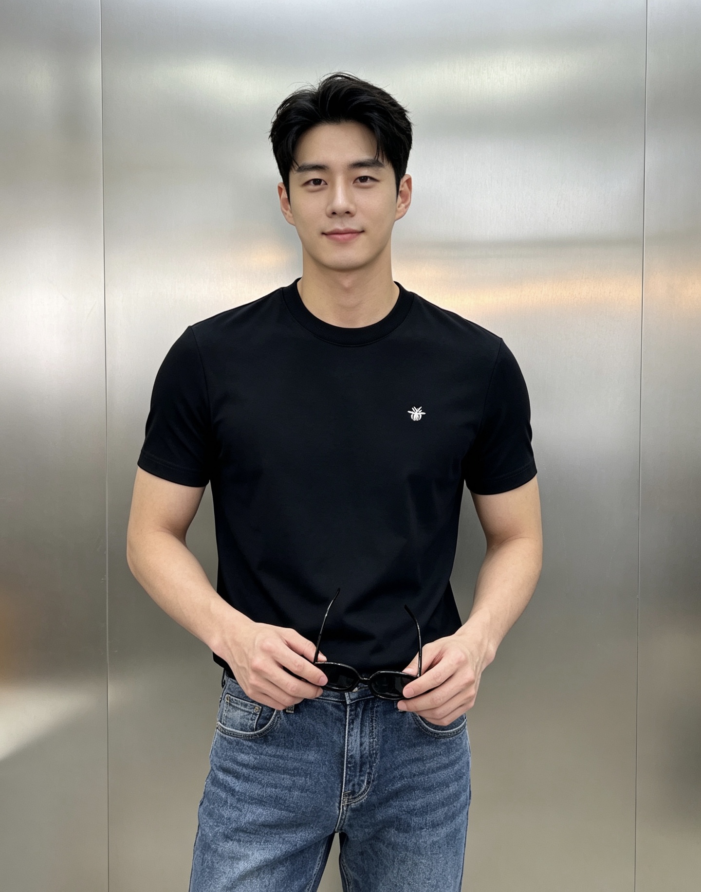 NO:938320,Black S/1.M/3.L/1.2XL/1.3XL/2.4XL/3. When placing an order, please note the special price code number, no refund or exchange. No cancellation, no swiping, no note on the price. Dio*r spring and summer new round neck short-sleeved T-shirt, the basic clean version will make you unforgettable!  This short TEE is made of 240g ice cotton fabric, which feels smooth and soft, making it extremely comfortable and skin-friendly when worn next to the body!  The classic little hat on the chest of the dress. The tight three-dimensional embroidery craftsmanship, and the sense of high-end and standard are needless to say!  Slim-fitting basic version cut. Summer multi-color black, white, dark gray, sky blue, taro purple, khaki, color green, size M-3XL slim version!  (S and 4xl can be customized)/catties recommended L,, dior, dior, T-shirt, tees, t-shirt, hats,19860909黑色S/1.M/3.L/1.2XL/1.3XL/2.4XL/3. 下单备注特价码数,不退不换下单不取消不刷图不备注标价出 Dio*r迪奥春夏新款圆领短袖T恤,基础款净版让你过目难忘！此款短TEE甄选240g冰棉面料,触感爽滑软糯,贴身穿着极致舒适亲肤！衣身胸前经典的小帽子.紧密立体的刺绣工艺,高级与规格感更是无需多言！修身合体的基础版型裁剪.夏天多色彩黑色.白色.深灰.天蓝.香芋紫.卡其.彩绿.码数M-3XL修身版型！（S和4xl可定做）/斤建议L,,dior,dior,T-shirt,tees，t-shirt,hats,,Men's clothing