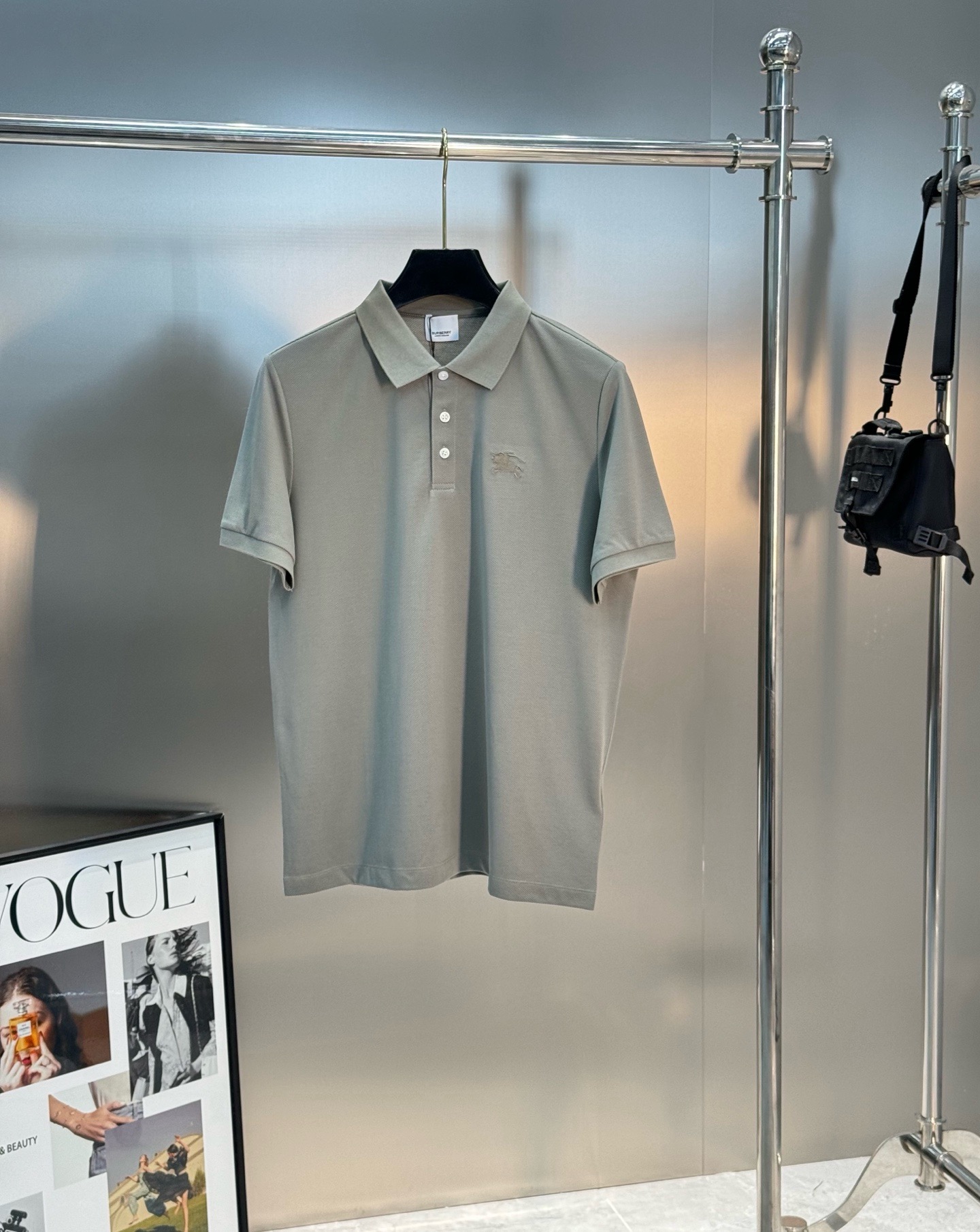 NO:938326,Gray S-2XL all sizes off XL Black S-3XL all sizes Please note the special price number when placing an order, no refund or exchange, no cancellation, no swiping, no notes on the price when ordering BBR* Burberry Summer Men's Casual POLO. Use the latest classic war horse logo!  !  The 3D embroidery on the chest creates a lively and interesting brand power. It makes the brand more attractive and standardized. It has an inexplicable appeal that makes people unforgettable after seeing it. It is a very heart-warming design... The upper body performance of this model is also so excellent and superior. It naturally presents that fashionable style. It is made of 100% mercerized piqué cotton material. It is comfortable and refreshing and very youthful, with that youthful and energetic effect. Fans must buy this product!  Color White. Black. Blue. Gray. Size M-3XL (S and 4XL can be customized) Slim fit/catties recommended L, burberry,19860909灰色S-2XL齐码断XL 黑色S-3XL齐码 下单备注特价码数,不退不换下单不取消不刷图不备注标价出 BBR*巴宝莉夏季男士休闲POLO.采用最新的经典的战马打造的标识！！胸口3D刺绣打造灵动生趣的品牌力量.让品牌更具看点与规格,有着莫名的吸引力让人一眼看过无法忘怀,很走心的一种设计...此款的上身性能也是如此的出色跟优越,自然而然呈现那种时髦风采,采用百分百丝光珠地棉材质.舒适清爽并且十分的青春减龄,具备那种年轻活力的效果.粉丝必入产物！颜色白色.黑色.蓝色.灰色.码数M-3XL（S和4XL可订做）修身版型/斤建议L,,burberry,,Men's clothing