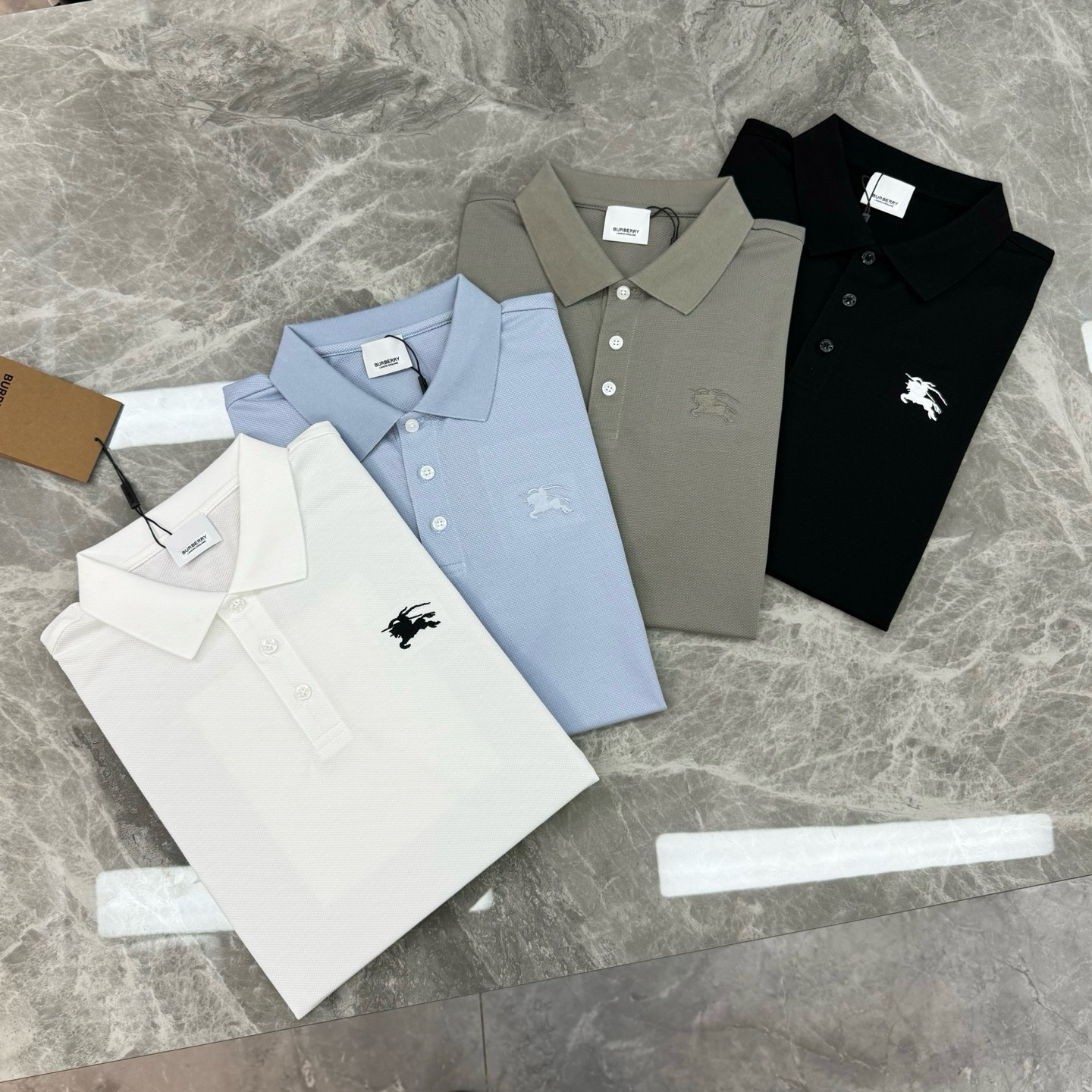 NO:938327,Light blue S-3XL comes in all sizes. White S-3XL comes in all sizes. When placing an order, please note the number of special offers. No refunds or exchanges. Place an order without canceling without swiping the picture. Please note the price. BBR* Burberry Summer Men's Casual POLO. Use the latest classic war horse logo!  !  The 3D embroidery on the chest creates a lively and interesting brand power. It makes the brand more attractive and standardized. It has an inexplicable appeal that makes people unforgettable after seeing it. It is a very heart-warming design... The upper body performance of this model is also so excellent and superior. It naturally presents that fashionable style. It is made of 100% mercerized piqué cotton material. It is comfortable and refreshing and very youthful, with that youthful and energetic effect. Fans must buy this product!  Color White. Black. Blue. Gray. Size M-3XL (S and 4XL can be customized) Slim fit/catties recommended L, burberry,19860909浅蓝色S-3XL齐码 白色S-3XL齐码 下单备注特价码数,不退不换下单不取消不刷图不备注标价出 BBR*巴宝莉夏季男士休闲POLO.采用最新的经典的战马打造的标识！！胸口3D刺绣打造灵动生趣的品牌力量.让品牌更具看点与规格,有着莫名的吸引力让人一眼看过无法忘怀,很走心的一种设计...此款的上身性能也是如此的出色跟优越,自然而然呈现那种时髦风采,采用百分百丝光珠地棉材质.舒适清爽并且十分的青春减龄,具备那种年轻活力的效果.粉丝必入产物！颜色白色.黑色.蓝色.灰色.码数M-3XL（S和4XL可订做）修身版型/斤建议L,,burberry,,Men's clothing