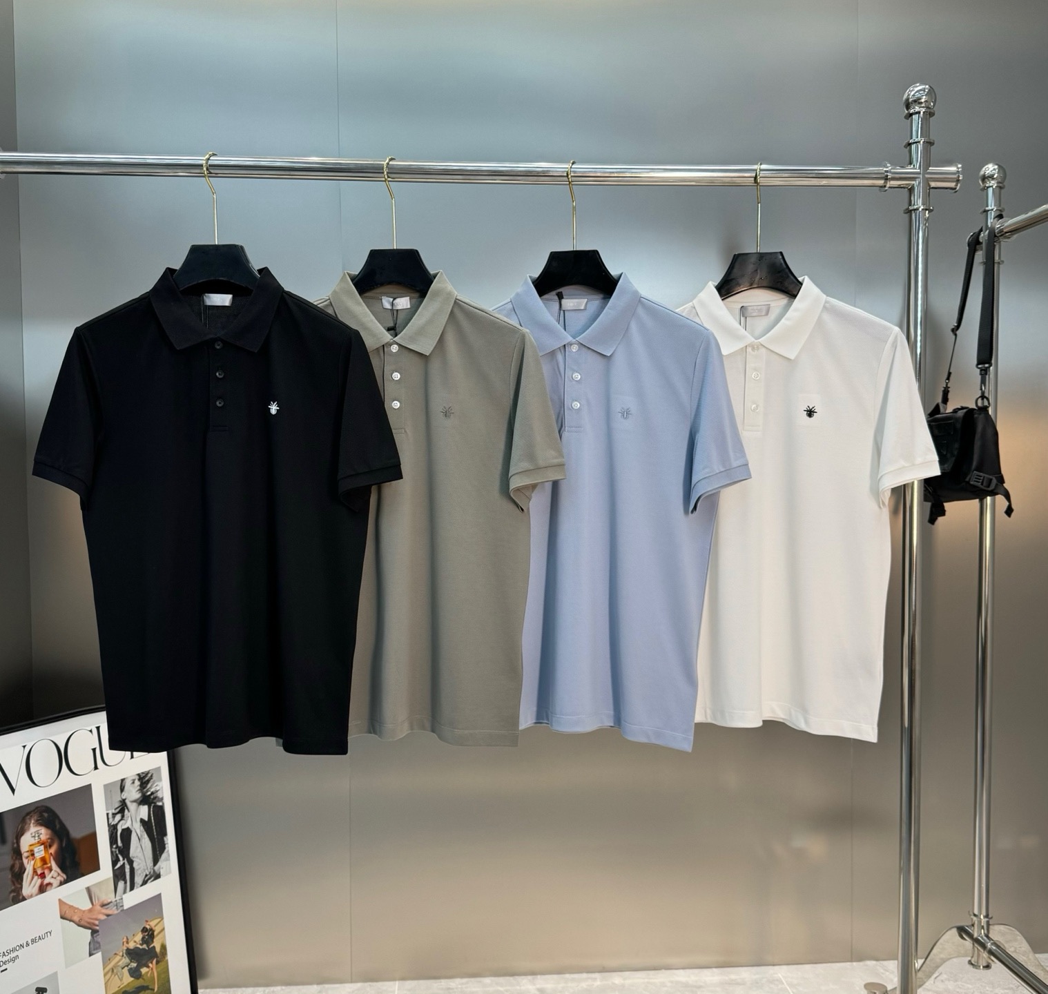 NO:938328,Gray S/1.L/1. Black S/1.L/2.XL/1. Please note the special price number when placing an order. No refund or exchange. No cancellation. No swiping. No comment. Recommended new Dior style. POLO shirt with classic bee embroidery on the chest. Imported embroidery machine with matte thread. Original customized high-weight thread. 100% mercerized cotton double pique fabric.  .Original hardware accessories buttons. Complete with three labels. The fabric is soft and comfortable. Crisp and stylish!  Color Black. White. Light blue. Gray. Size S-3XL slim fit/catties recommended L,, dior, dior,19860909灰色S/1.L/1. 黑色S/1.L/2.XL/1. 下单备注特价码数,不退不换下单不取消不刷图不备注标价出 Dior迪奥新款推荐.胸前经典小蜜蜂刺绣POLO衫.采用哑光线进口绣花机器 ,原版一致定制高克重螺纹.百分百丝光棉双珠地面料 .原版五金辅料纽扣.三标齐全.面料柔软舒适.挺括有型！颜色黑色.白色.浅蓝.灰色.码数S-3XL修身版型/斤建议L,,dior,dior,,Men's clothing