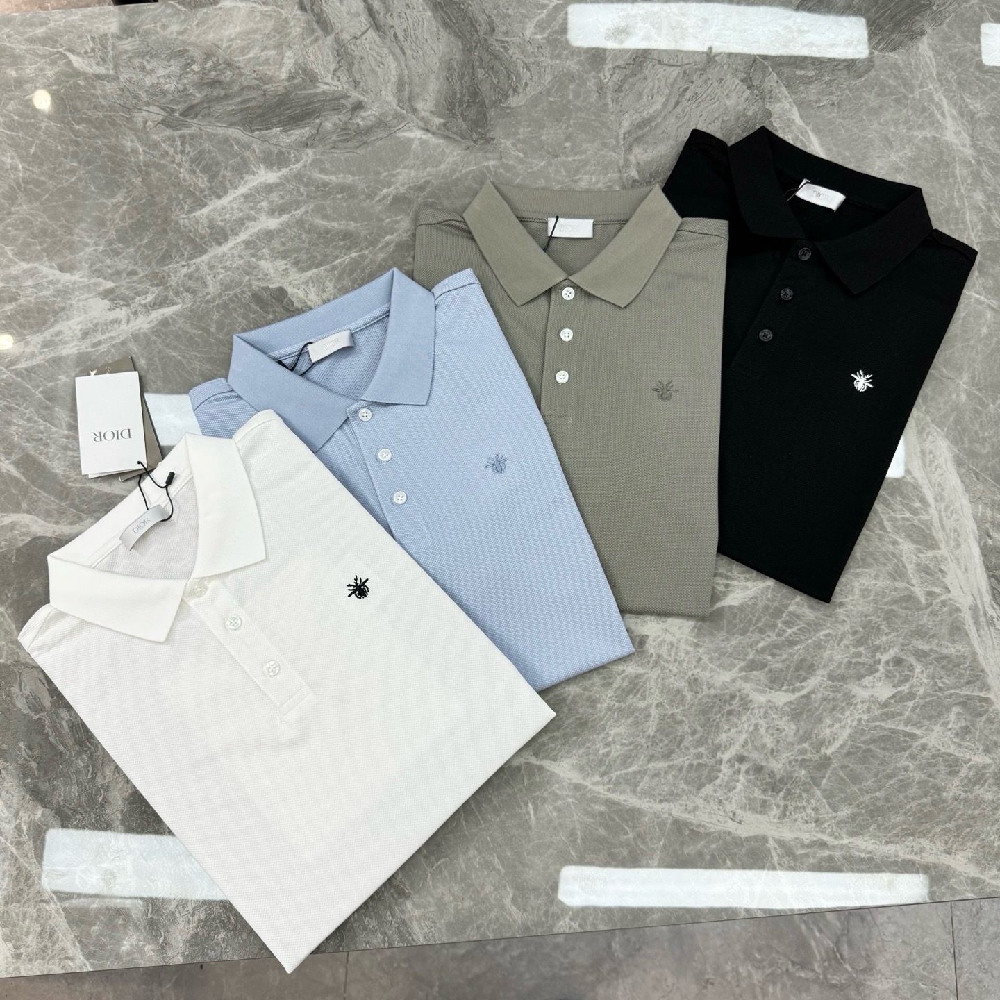 NO:938331,Light blue S-3XL comes in all sizes. White M-3XL comes in all sizes. Please note the special price when placing an order. No refunds or exchanges. Place an order without canceling without swiping the picture without commenting on the price. Dior new recommendation. Classic little bee embroidered POLO shirt on the chest. Imported embroidery machine with matte thread, original and customized high-weight threads. 100% mercerized cotton double pique fabric. Original hardware accessories buttons. Three labels are complete. The fabric is soft and comfortable. Crisp and stylish!  Color Black. White. Light blue. Gray. Size S-3XL slim fit/catties recommended L,, dior, dior,19860909浅蓝S-3XL齐码 白色M-3XL齐码 下单备注特价码数,不退不换下单不取消不刷图不备注标价出 Dior迪奥新款推荐.胸前经典小蜜蜂刺绣POLO衫.采用哑光线进口绣花机器 ,原版一致定制高克重螺纹.百分百丝光棉双珠地面料 .原版五金辅料纽扣.三标齐全.面料柔软舒适.挺括有型！颜色黑色.白色.浅蓝.灰色.码数S-3XL修身版型/斤建议L,,dior,dior,,Men's clothing