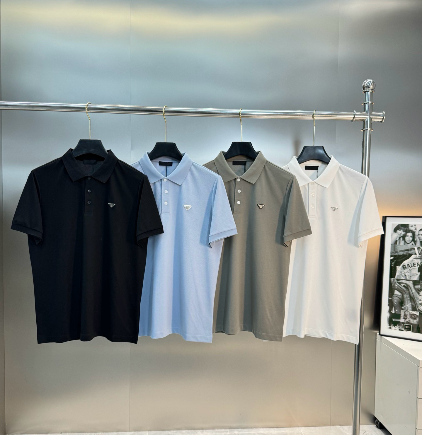 NO:938334,Gray S/5.M/5.XL/1. Black S-2XL, all sizes broken, XL. Please note the special price number when placing an order. No refund or exchange. No cancellation. No swiping of pictures. No note on the price.  PRADA Men's POLO for spring and summer, recommended classic basic model for business and leisure. This short TEE is made of mercerized pearl cotton fabric, which feels smooth and soft. It has the classic P triangle iron label on the chest. Original hardware buttons and accessories. It goes without saying that it has a sense of high-end and standard!  Slim-fitting basic cut. Color: black, white, gray, blue. Size: M-3XL (S can be customized). Slim fit/catties recommended: L,, prada, prada,19860909灰色S/5.M/5.XL/1. 黑色S-2XL齐码断XL 下单备注特价码数,不退不换下单不取消不刷图不备注标价出 PRADA普拉达春夏男士POLO,商务休闲款推荐经典基础款.此款短TEE甄选丝光珠地棉面料,触感爽滑软糯,衣身胸前经典的P家三角铁皮标.原版五金纽扣辅料.高级与规格感更是无需多言！修身合体的基础版型裁剪.颜色黑色.白色.灰色.蓝色.码数M-3XL（S可订做）修身版型/斤建议L,,prada,prada,,Men's clothing