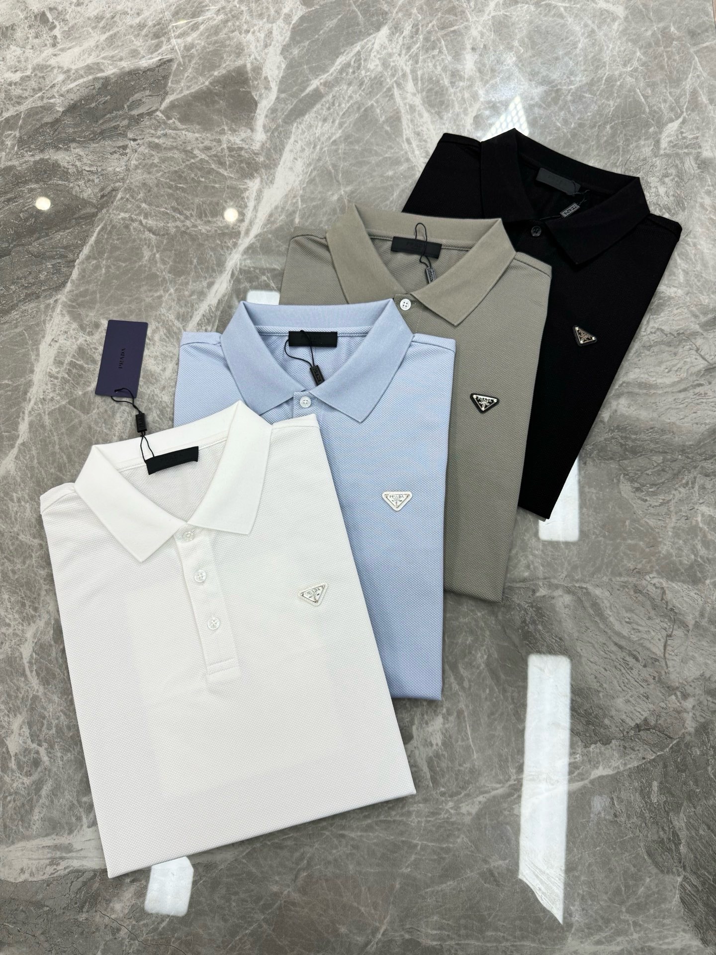 NO:938337,White S-3XL is available. Blue S-3XL is available in all sizes. When placing an order, please note the code number for the special price. No refund or exchange. No cancellation. No need to swipe the picture. No note on the price.  PRADA Men's POLO for spring and summer, recommended classic basic model for business and leisure. This short TEE is made of mercerized pearl cotton fabric, which feels smooth and soft. It has the classic P triangle iron label on the chest. Original hardware buttons and accessories. It goes without saying that it has a sense of high-end and standard!  Slim-fitting basic cut. Color: black, white, gray, blue. Size: M-3XL (S can be customized). Slim fit/catties recommended: L,, prada, prada,19860909白色S-3XL齐 蓝色S-3XL齐码 下单备注特价码数,不退不换下单不取消不刷图不备注标价出 PRADA普拉达春夏男士POLO,商务休闲款推荐经典基础款.此款短TEE甄选丝光珠地棉面料,触感爽滑软糯,衣身胸前经典的P家三角铁皮标.原版五金纽扣辅料.高级与规格感更是无需多言！修身合体的基础版型裁剪.颜色黑色.白色.灰色.蓝色.码数M-3XL（S可订做）修身版型/斤建议L,,prada,prada,,Men's clothing