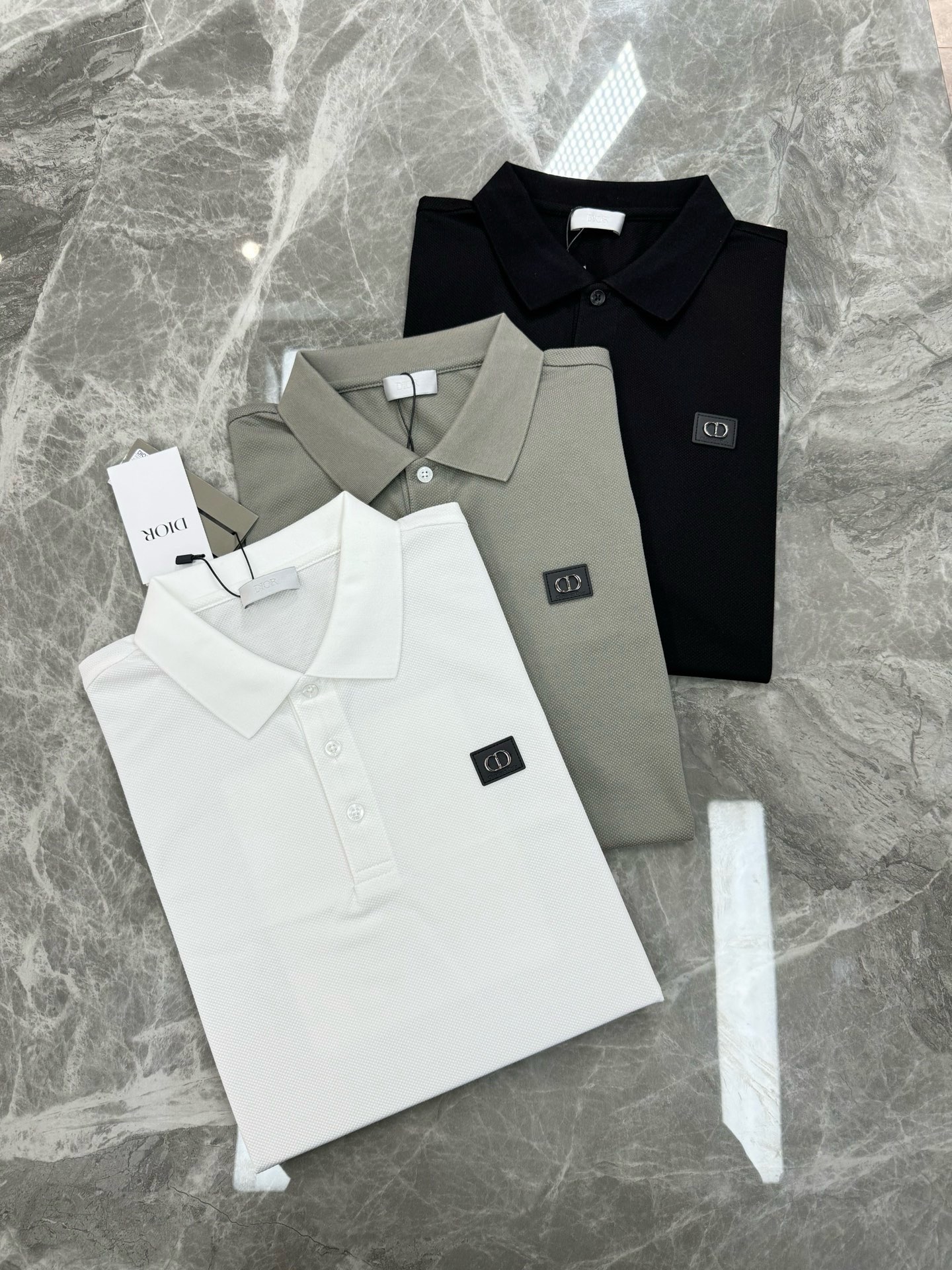 NO:938340,Gray S/5.M/5.L/2. Black S/5.M/6.L/6.2XL/4. White S-3XL in all sizes. Please note the number of special offers when placing an order. No refunds or exchanges will be issued. No cancellation, no swiping, no remark on the price.  Dior Dior spring and summer men's POLO, recommended classic basic model for business and leisure. This short TEE is made of mercerized pearl cotton fabric, which feels smooth and soft, and has a customized leather patch on the chest. Original hardware buttons and accessories. Needless to say, it has a sense of high-end and standard!  Basic cut for a slim fit. Color: black, white, gray. Size: M-3XL (S can be customized). Slim fit/catties recommended: L,, dior, dior,19860909灰色S/5.M/5.L/2. 黑色S/5.M/6.L/6.2XL/4. 白色S-3XL齐码 下单备注特价码数,不退不换下单不取消不刷图不备注标价出 Dior迪奥春夏男士POLO,商务休闲款推荐经典基础款.此款短TEE甄选丝光珠地棉面料,触感爽滑软糯,衣身胸前定制皮牌.原版五金纽扣辅料.高级与规格感更是无需多言！修身合体的基础版型裁剪.颜色黑色.白色.灰色.码数M-3XL（S可订做）修身版型/斤建议L,,dior,dior,,Men's clothing