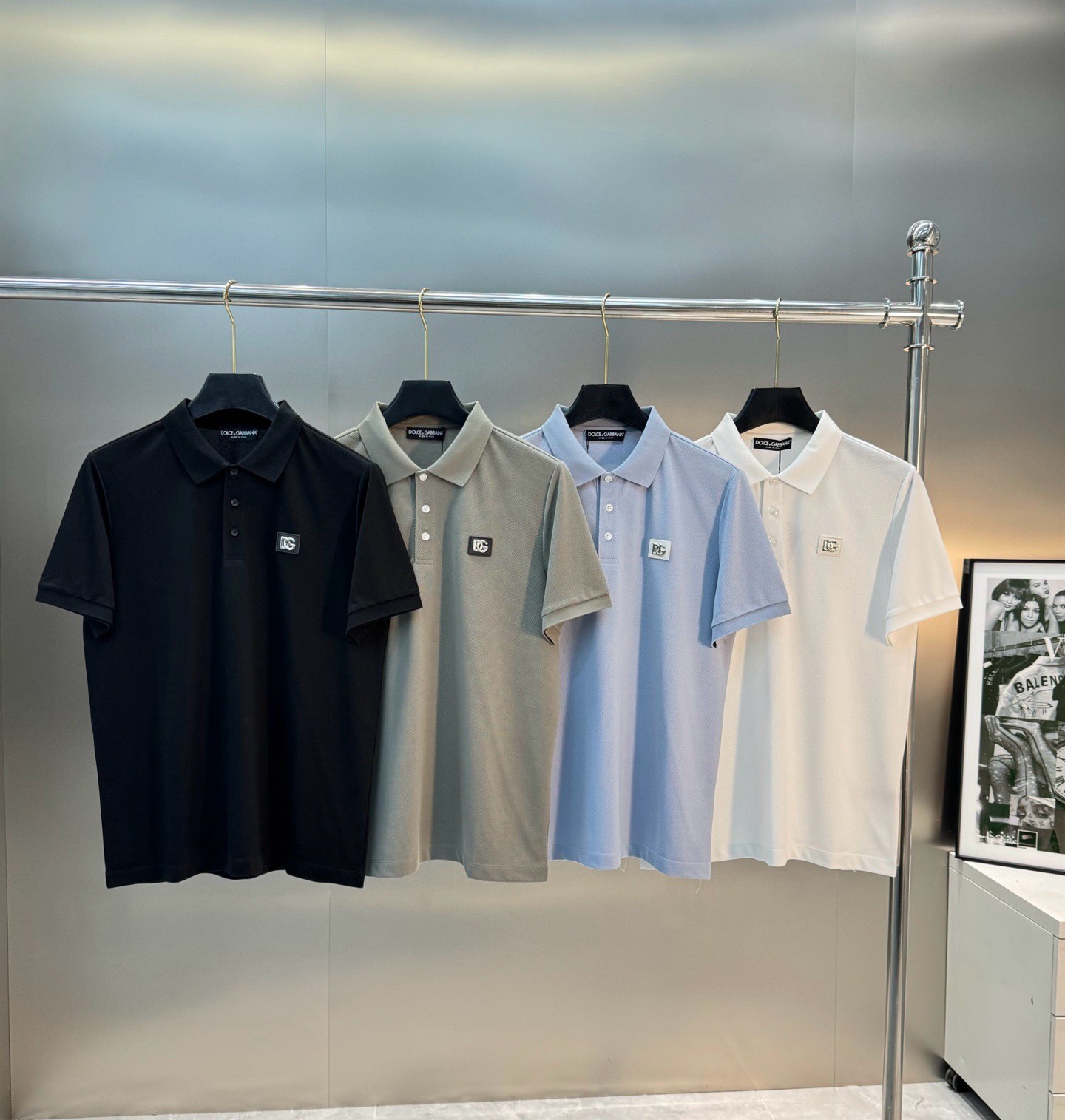 NO:938349,Gray S/5.M/5.L/2. Black S/5.M/3.L/1.2XL/4. When placing an order, please note the number of special offers. No refund or exchange. No cancellation. No need to swipe the picture. No note on the price.  D&G Dolce & Gabbana spring and summer men's POLO, recommended classic basic style for business and leisure. This short TEE is made of mercerized pearl cotton fabric, which is smooth and soft to the touch. It has the classic DG leather label on the chest. Original hardware buttons and accessories. It goes without saying that it has a high-end and standard feel!  Slim-fitting basic cut. Color black. White. Gray. Blue. Size S-3XL slim fit (L recommended per pound), Dolce&Gabbana, Dolce&Gabbana,19860909灰色S/5.M/5.L/2. 黑色S/5.M/3.L/1.2XL/4. 下单备注特价码数,不退不换下单不取消不刷图不备注标价出 D&G杜嘉班纳春夏男士POLO,商务休闲款推荐经典基础款.此款短TEE甄选丝光珠地棉面料,触感爽滑软糯,衣身胸前经典DG皮标.原版五金纽扣辅料.高级与规格感更是无需多言！修身合体的基础版型裁剪.颜色黑色.白色.灰色.蓝色.码数S-3XL修身版型（/斤建议L）,,Dolce&Gabbana,Dolce&Gabbana,,Men's clothing
