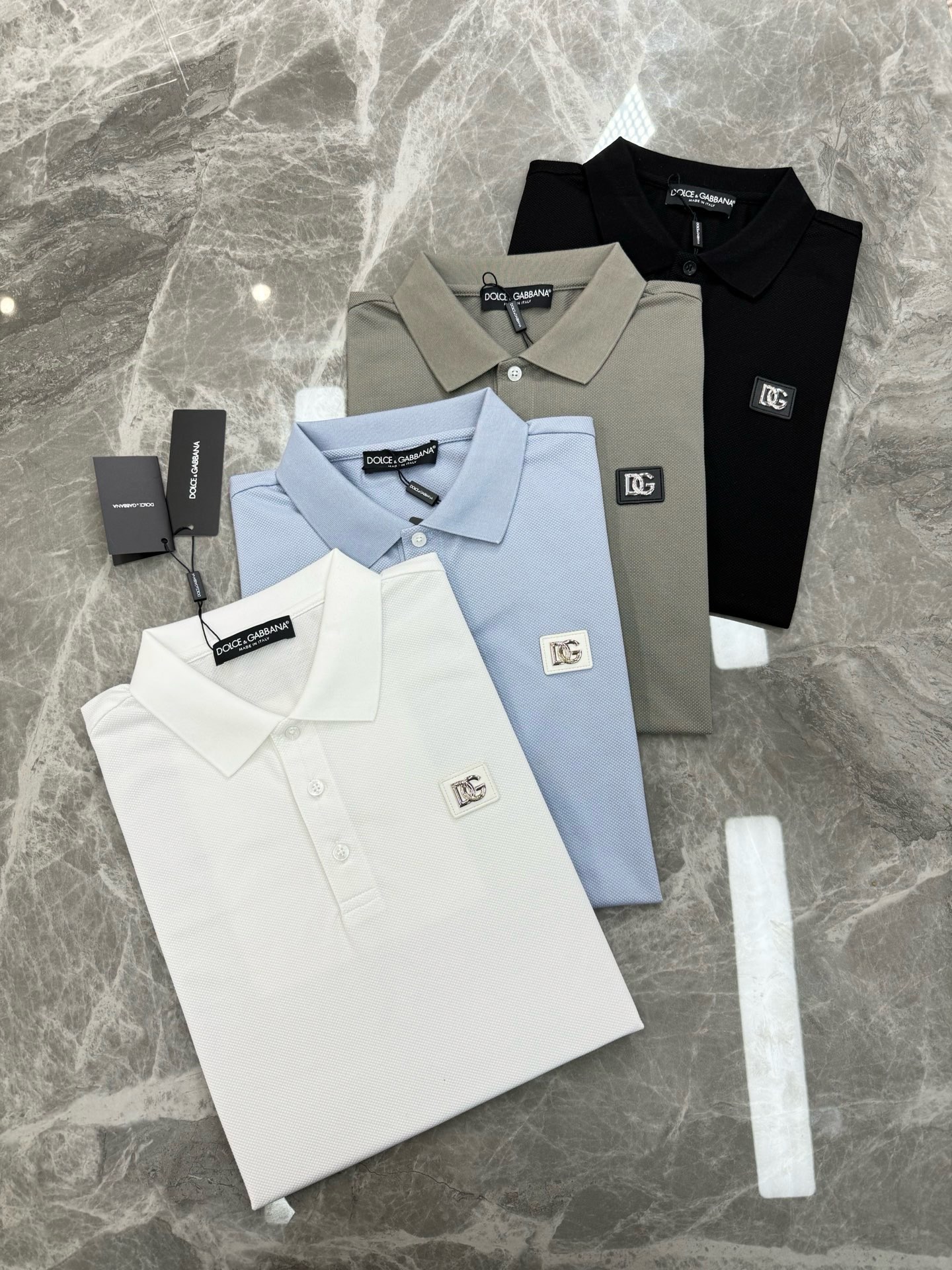 NO:938346,Light blue S-3XL comes in all sizes. White S-3XL comes in all sizes. When placing an order, please note the number of special offer codes. No refund or exchange. No cancellation. No need to swipe the picture. No note on the price.  D&G Dolce & Gabbana spring and summer men's POLO, a classic basic style recommended for business and leisure. This short TEE is made of mercerized pearl cotton fabric, which feels smooth and soft. It has a classic DG leather label on the chest and original hardware buttons and accessories. It goes without saying that it has a high-end and standard feel!  Slim-fitting basic cut. Color black. White. Gray. Blue. Size S-3XL slim fit (L recommended per pound), Dolce&Gabbana, Dolce&Gabbana,19860909浅蓝色S-3XL齐码 白色S-3XL齐码 下单备注特价码数,不退不换下单不取消不刷图不备注标价出 D&G杜嘉班纳春夏男士POLO,商务休闲款推荐经典基础款.此款短TEE甄选丝光珠地棉面料,触感爽滑软糯,衣身胸前经典DG皮标.原版五金纽扣辅料.高级与规格感更是无需多言！修身合体的基础版型裁剪.颜色黑色.白色.灰色.蓝色.码数S-3XL修身版型（/斤建议L）,,Dolce&Gabbana,Dolce&Gabbana,,Men's clothing