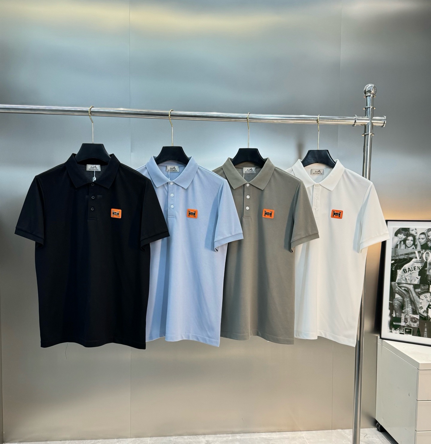 NO:938352,Blue S-3XL comes in all sizes, black S/5.M/6.L/2.2XL/2. When placing an order, please note the special price number, no refund or exchange. No cancellation, no swiping, no note on the price. Herme* Hermès new lapel T-shirt. Recommended basic polo ~ The orange leather label shows the top sales!  Classic taste without losing grace, clean solid color. Exquisite brand leather label craftsmanship on the chest. Made of 100% mercerized pearl cotton material. The texture is soft, comfortable and delicate. It is very skin-friendly and breathable when worn next to the body. It is quite full and three-dimensional!  Suitable for both business and leisure!  Color Black. White. Blue. Gray. Size S-3XL slim fit (L recommended per pound), hermes, hermes, tees, t-shirt,19860909蓝色S-3XL齐码 黑色S/5.M/6.L/2.2XL/2. 下单备注特价码数,不退不换下单不取消不刷图不备注标价出 Herme*爱马仕新款翻领T恤.基础款polo推荐～橘色皮标呈现出销量榜首！经典品味又不失风度,干干净净的纯色.胸口精致品牌皮标工艺.百分百丝光珠地棉材质打造而成,质地柔软舒适细腻,贴身穿着极为亲肤透气,相当的饱满立体有型！商务休闲都可驾驭！颜色黑色.白色.蓝色.灰色.码数S-3XL修身版型（/斤建议L）,,hermes,hermes,tees，t-shirt,,Men's clothing