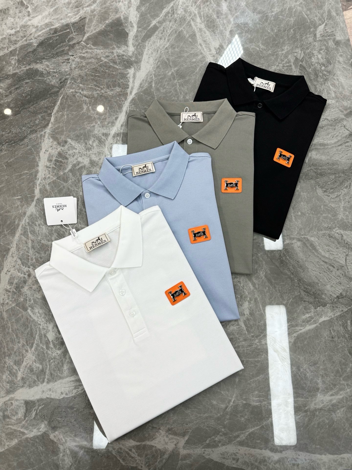 NO:938332,White S-3XL comes in all sizes. Gray S/3.M/5.L/3. When placing an order, please note the number of special offers. No refunds or exchanges will be allowed. No cancellation, no swiping, no notes on the price. Herme* Hermès new lapel T-shirt. Recommended basic polo ~ The orange leather label shows the top sales!  Classic taste without losing grace, clean solid color. Exquisite brand leather label craftsmanship on the chest. Made of 100% mercerized pearl cotton material. The texture is soft, comfortable and delicate. It is very skin-friendly and breathable when worn next to the body. It is quite full and three-dimensional!  Suitable for both business and leisure!  Color Black. White. Blue. Gray. Size S-3XL slim fit (L recommended per pound), hermes, hermes, tees, t-shirt,19860909白色S-3XL齐码 灰色S/3.M/5.L/3. 下单备注特价码数,不退不换下单不取消不刷图不备注标价出 Herme*爱马仕新款翻领T恤.基础款polo推荐～橘色皮标呈现出销量榜首！经典品味又不失风度,干干净净的纯色.胸口精致品牌皮标工艺.百分百丝光珠地棉材质打造而成,质地柔软舒适细腻,贴身穿着极为亲肤透气,相当的饱满立体有型！商务休闲都可驾驭！颜色黑色.白色.蓝色.灰色.码数S-3XL修身版型（/斤建议L）,,hermes,hermes,tees，t-shirt,,Men's clothing