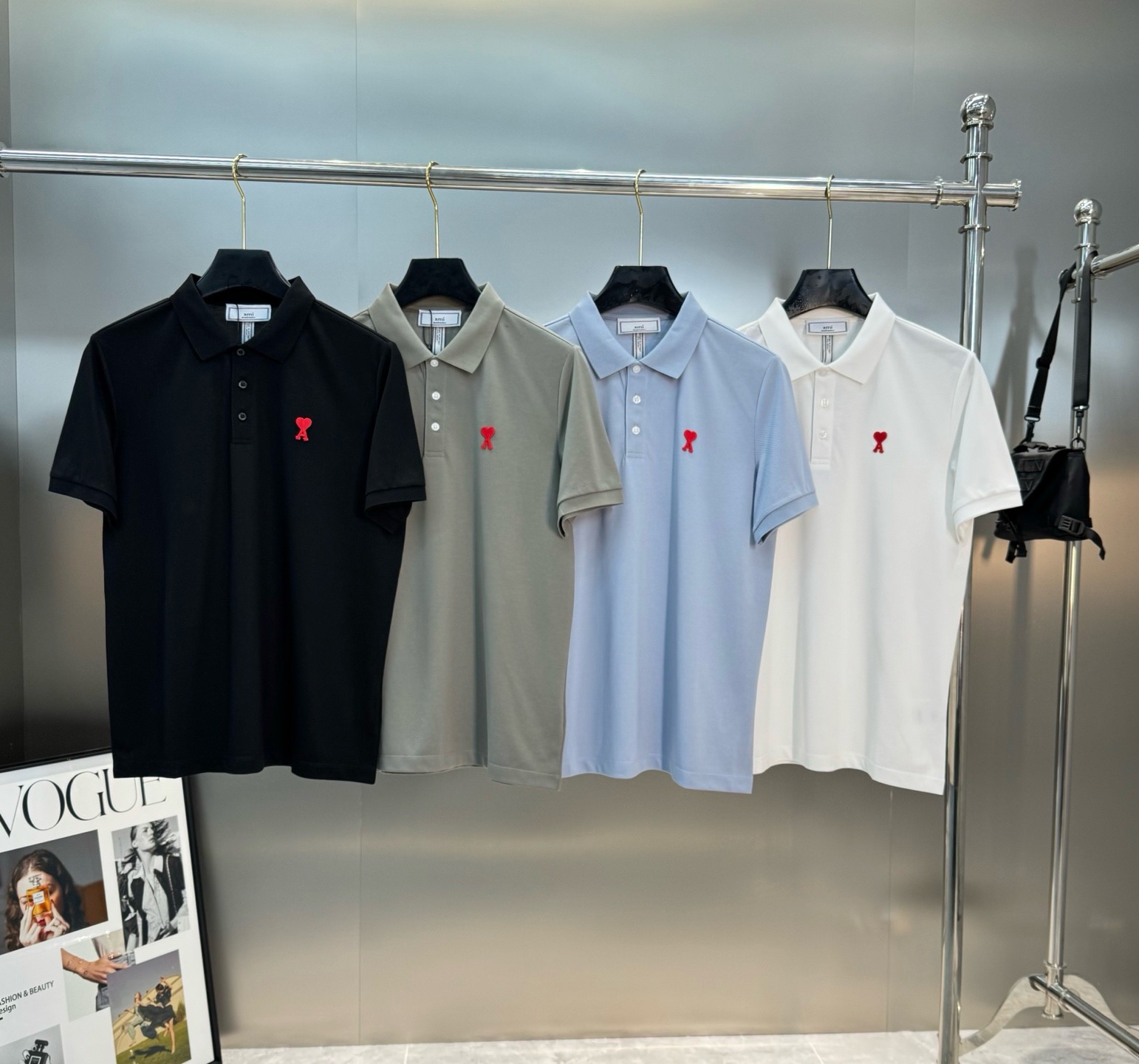 NO:938355,Blue S-3XL comes in all sizes. Black S/5.M/5.L/2.2XL/3. When placing an order, please note the number of special offers. No refunds or exchanges will be accepted. No cancellation, no swiping, no remark. AIM* new lapel Polo. Skin-friendly mercerized pique cotton fabric. Soft and delicate texture. Dense and stylish, comfortable and breathable. Classic peach heart LOGO letters three-dimensional embroidered pattern decoration on the chest, simple and advanced!  The perfect combination of classic and fashion. The upper body is in great shape and is tolerant. You can create various styles as you like!  !  !  Color Black. White. Blue. Gray. Size S-3XL slim fit/catties recommended L,,19860909蓝色S-3XL齐码 黑色S/5.M/5.L/2.2XL/3. 下单备注特价码数,不退不换下单不取消不刷图不备注标价出 AIM*新款翻领Polo.亲肤丝光珠地棉面料.质地柔软细腻.密实有型,舒爽透气,胸口经典桃心LOGO字母立体绣花图案装饰,简单高级！经典与时尚的完美结合.上身型赞,包容性强,可随心所欲的打造多变的造型！！！颜色黑色.白色.蓝色.灰色.码数S-3XL修身版型/斤建议L,,,Men's clothing