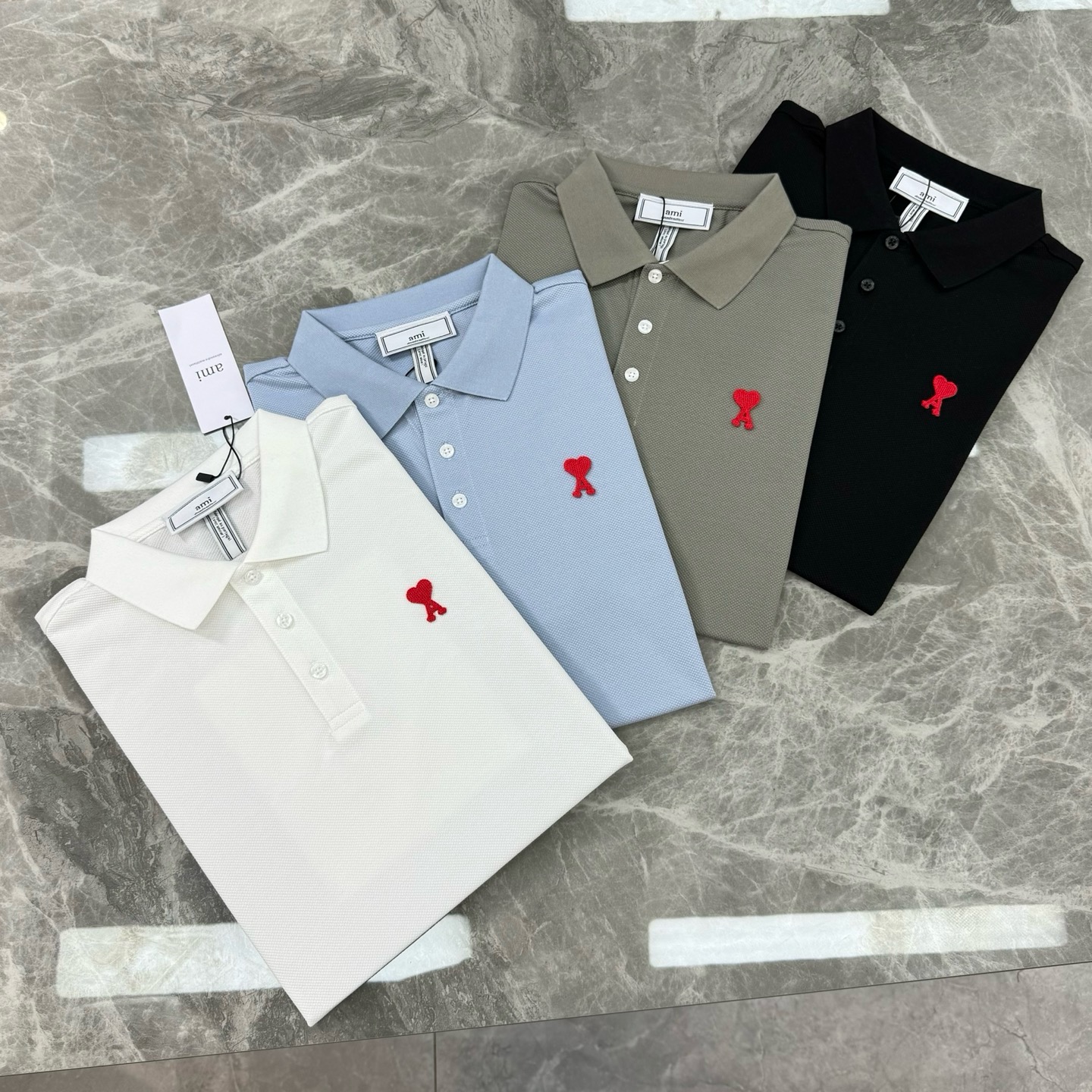 NO:938329,White S-3XL comes in all sizes. Gray S/5.M/5. When placing an order, please note the special price number. No refund or exchange. No cancellation, no swiping, no comment on the price. AIM* new lapel Polo. Skin-friendly mercerized piqué cotton fabric. Soft and delicate texture. Dense and stylish, comfortable and breathable. Classic peach heart LOGO letters three-dimensional embroidered pattern decoration on the chest, simple and advanced!  The perfect combination of classic and fashion. The upper body is in great shape and is tolerant. You can create various styles as you like!  !  !  Color Black. White. Blue. Gray. Size S-3XL slim fit/catties recommended L,,19860909白色S-3XL齐码 灰色S/5.M/5. 下单备注特价码数,不退不换下单不取消不刷图不备注标价出 AIM*新款翻领Polo.亲肤丝光珠地棉面料.质地柔软细腻.密实有型,舒爽透气,胸口经典桃心LOGO字母立体绣花图案装饰,简单高级！经典与时尚的完美结合.上身型赞,包容性强,可随心所欲的打造多变的造型！！！颜色黑色.白色.蓝色.灰色.码数S-3XL修身版型/斤建议L,,,Men's clothing