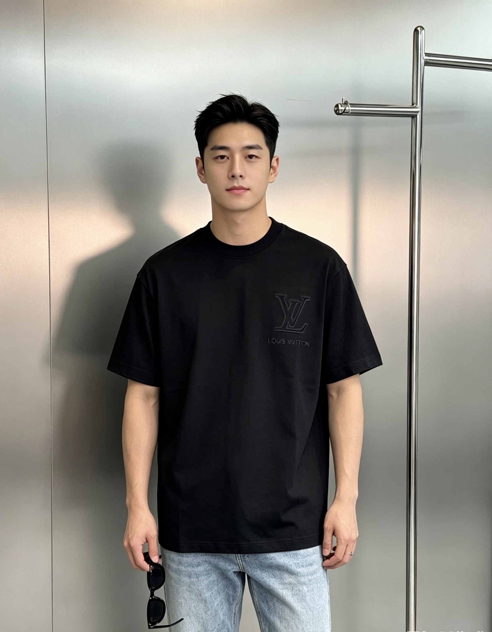 NO:957957,Donkey Brand Heavy Industry Embroidered T-shirt is available in black and white for both men and women. The pure cotton material is soft and breathable, making it super comfortable for daily wear!  There is a classic LV letter pattern on the chest, and the 3D three-dimensional embroidery on the back is full of LV letters and Monogram elements. The brand is highly recognizable and the heavy-duty loose version is suitable for a variety of body types. It looks stylish with jeans or casual pants, and you can easily get a sense of fashion!  Size S-2XL (M/catties recommended),,louis vuitton,louis vuitton,jeans,tees,t-shirt,19860909驴牌重工刺绣T恤,男女同款黑白两色可选,纯棉材质柔软透气,日常穿着超舒适！胸前有经典Lv字母图案,3D立体刺绣后背则满是LV字母和Monogram元素,品牌辨识度超高重工宽松版型,包容多种身材,随便搭牛仔裤或休闲裤都很有型,轻松get时尚感！码数S-2XL（/斤建议M）,,louis vuitton,louis vuitton,jeans,tees，t-shirt,,Men's clothing