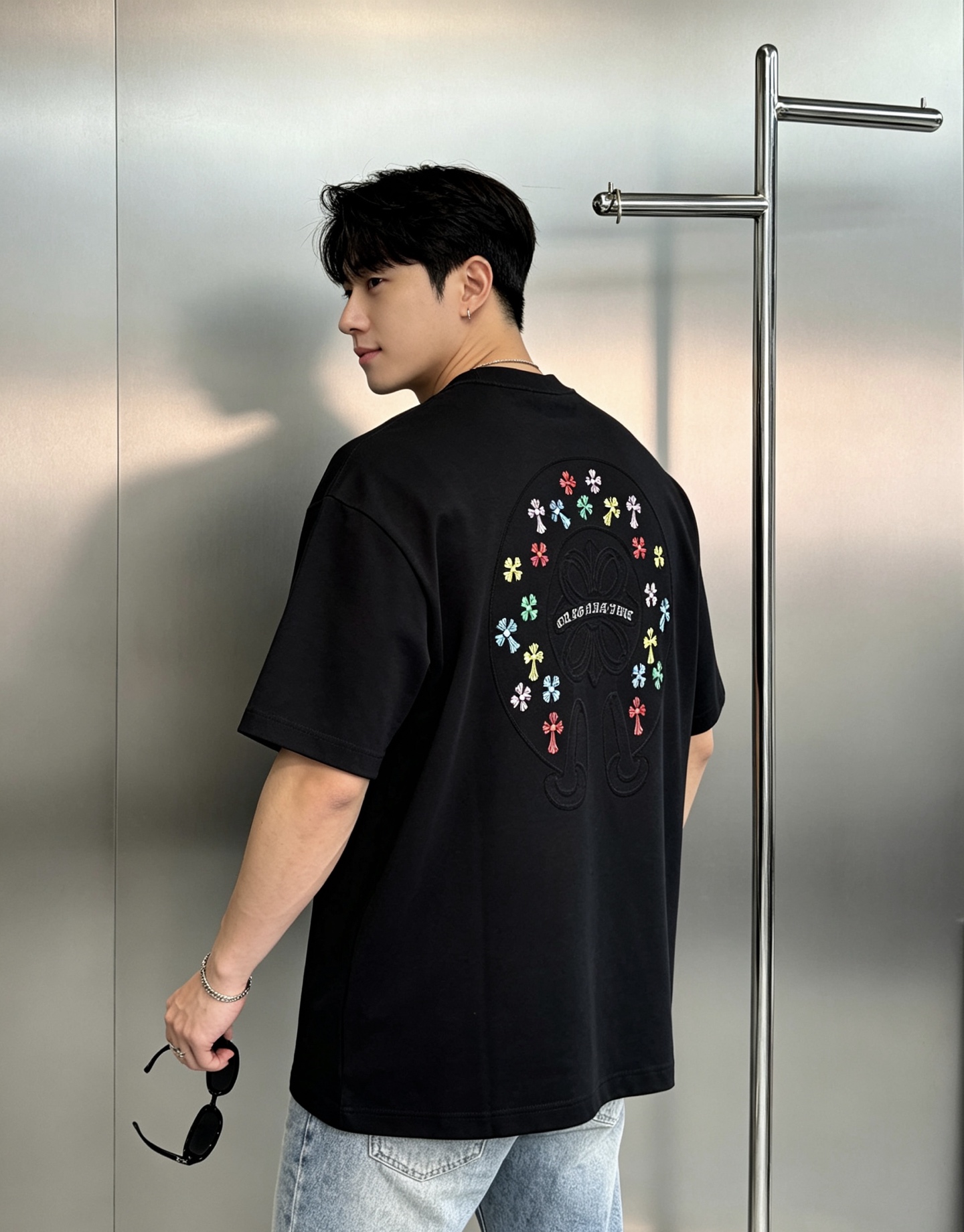 NO:953009,Chrome Hearts Chrome Hearts 2026ss new high-quality couple short-sleeved T-shirt, high gram weight 260g pure cotton T-shirt, classic horseshoe seal. Exquisite embroidery crafts level on the front and back, heavy craftsmanship, exquisite craftsmanship, thread workmanship meets quality requirements, super easy to match, quality and tailoring design are first-class, high-definition fabric, full of style, color matching is light and versatile. Color white. Black. Size S-2XL (/145 pounds recommended M), chrome hearts, chrome hearts  hearts,T-shirt,tees,t-shirt,19860909Chrome Hearts克罗心 2026ss新品高品质情侣短袖T恤,高克重260g纯棉T恤,经典马蹄章.前后精美刺绣工艺品级别,重工工艺,工艺精湛,车线做工符合精品要求,超级好搭配,品质及剪裁设计都堪称一流,高定面料,型格十足,配色轻熟百搭.颜色白色.黑色.码数S-2XL（/145斤建议M）,,chrome hearts,chrome hearts,T-shirt,tees，t-shirt,,Men's clothing