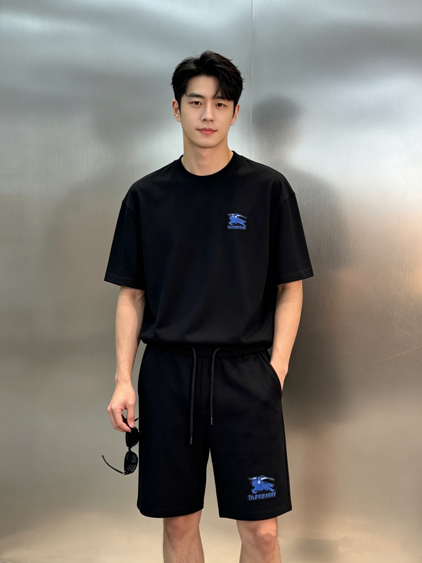 NO:953026,Top, pants, Burberry war horse embroidered T-shirt. Can be matched as a set!  Made of 280g pure cotton fabric, soft and breathable, super comfortable to wear in summer!  The blue war horse embroidery on the chest is super recognizable, simple yet brand-conscious. The loose fit accommodates a variety of body types, and it goes well with casual pants or jeans. You can easily get a high-street style or everyday casual look!  All three standards!  Color black. Dark gray. White. Size S-3XL slightly expanded version (L recommended per pound), burberry, jeans, tees, t-shirt,19860909上衣 ,裤子 Burberry战马刺绣T恤.可成套搭配！采用280g纯棉面料,柔软透气,夏天穿超舒服！胸前蓝色战马刺绣超有辨识度,简约又不失品牌感.宽松版型,包容多种身材,随便搭配休闲裤、牛仔裤都很OK,轻松get高街风or日常休闲look！三标齐！颜色黑色.深灰.白色.码数S-3XL微扩版型（/斤建议L）,,burberry,jeans,tees，t-shirt,,Men's clothing