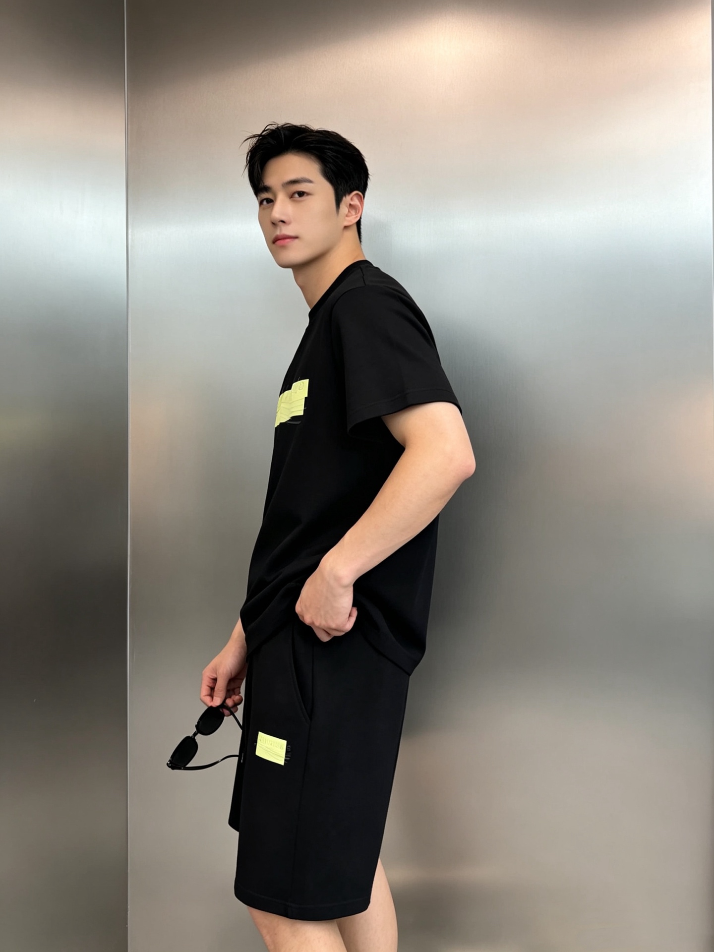 NO:953018,Tops, pants Balenciaga's new casual suit includes a round-neck T-shirt and three-quarter length casual pants, with a brand logo on the chest + yellow sticker elements, and a three-dimensional convex and concave shape. It has a full street feel!  Full of brand sense!  Made of pure cotton, it is breathable and comfortable, suitable for daily life or sports. The elastic waist of the pants is comfortable and casual. Match the depth as you like, suitable for various occasions. As a high-end fashion brand in Paris, it is both trendy and practical, and the trendy sports style can be easily controlled, all three standards are met!  Color black. Dark blue. White. Size M-3XL loose fit (/145 catties recommended L), balenciaga, balenciaga, tees, t-shirt,19860909上衣 ,裤子 Balenciaga巴黎世家新款休闲套装包含圆领T恤和五分休闲裤,胸前品牌标志+黄色贴纸元素,立体凸凹造型.街头感十足！品牌感满满！采用棉莫纯棉材质,透气舒适,日常或运动都OK.裤子松紧腰舒适随意.深浅随心搭配,适合各种场合作为巴黎高端潮牌品牌,潮流与实用兼备,潮人运动风都能轻松驾驭,三标齐！颜色黑色.深蓝.白色.码数M-3XL宽松版型（/145斤建议L）,,balenciaga,balenciaga,tees，t-shirt,,Men's clothing