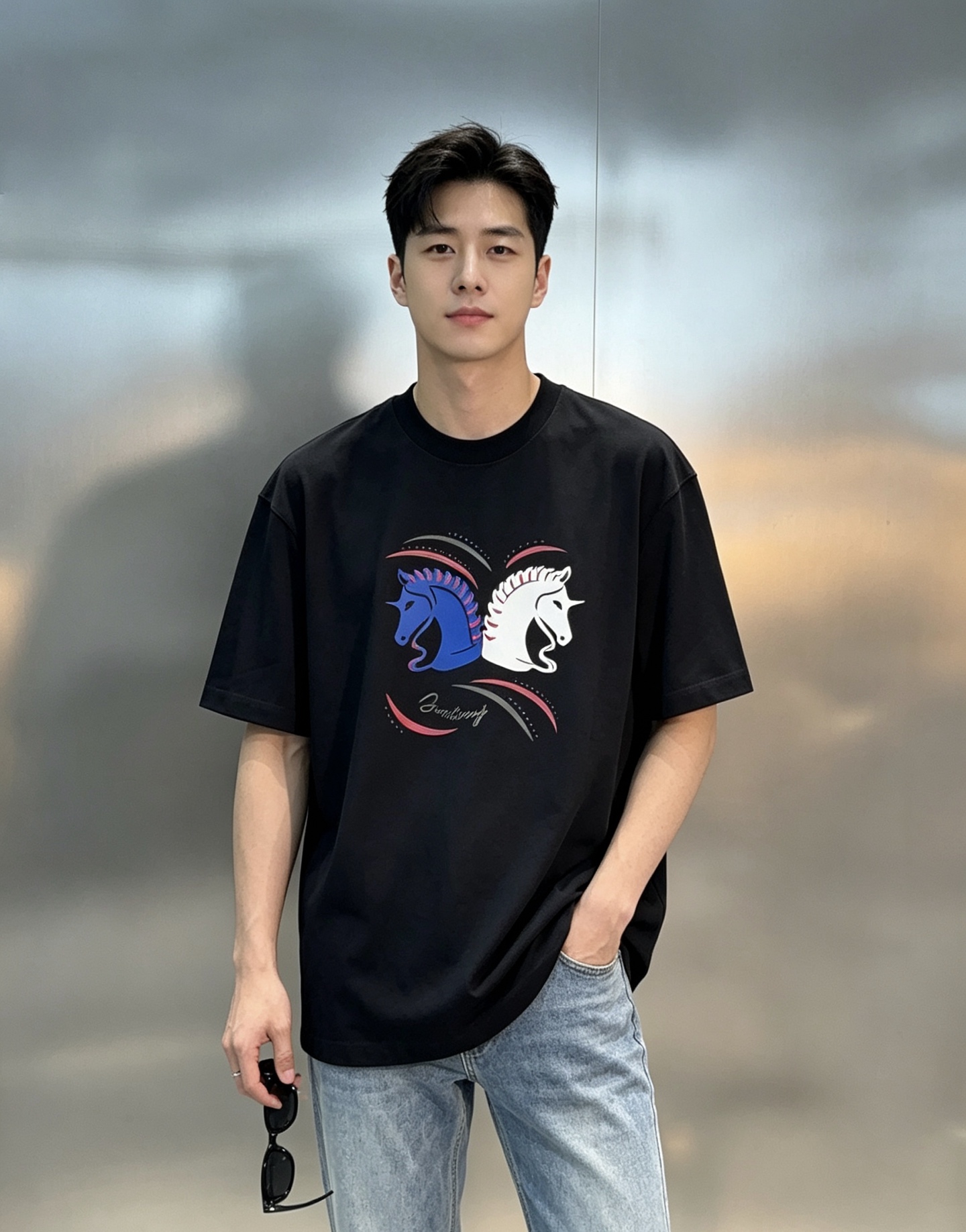 NO:953065,Burberry unicorn printed T-shirt Burberry 26s new product. Same style for men and women!  The blue and white unicorn + colorful lines on the chest are very recognizable! High-temperature heat transfer process. 280g pure cotton material, comfortable and breathable to wear, suitable for daily outings or leisure. The brand logo on the chest is full of British style and full of fashion sense. It is versatile with jeans or casual pants, and it is easy to get a simple style! All three standards!  Color: Off-white. Black. Gray. Size: S-3XL slightly enlarged version (L recommended for 145 pounds), burberry, burberry, jeans, tees, t-shirt,19860909Burberry独角兽印花T恤巴宝莉26s新品.男女同款！胸前蓝白独角兽+彩色线条,超有辨识度!高温烫画工艺.280g纯棉材质,穿着舒适透气,日常出街或休闲都OK.胸前品牌标志,英伦风满满,时尚感拉满.搭配牛仔裤或休闲裤都很百搭,轻松搞定简约风穿搭!三标齐！颜色米白.黑色.花灰.码数S-3XL微扩版型（/145斤建议L）,,burberry,burberry,jeans,tees，t-shirt,,Men's clothing