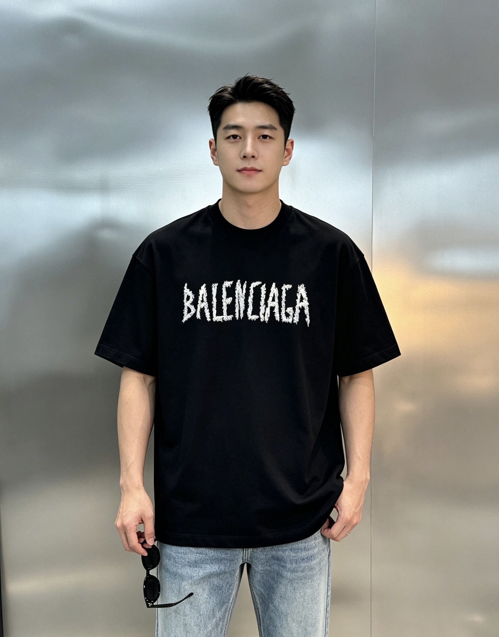 NO:954126,Balenciaga Balenciaga 26s new fashion brand short-sleeved T-shirt, same style for men and women. The graffiti effect of the brand letters on the chest is presented. The 'BB' presbyopia pattern on the back of the word 'BALENCIAGA' is super recognizable. The white model is matched with complex textures and has a full sense of design! Made of pure cotton, it is comfortable and breathable to wear. It is OK for daily outings or leisure. It is simple and advanced. The loose version is tolerant to a variety of body shapes. It can be worn casually with jeans and sneakers. It is very fashionable and can easily create a trendy street style. All three standards!  Color black. Dark gray. White. Size S-3XL slightly expanded version (175/catties recommended L),, balenciaga, balenciaga, sneakers, jeans, T-shirt, tees, t-shirt,19860909Balenciaga巴黎世家26s新款潮牌短袖T恤,男女同款.胸前品牌字母涂鸦效果呈呈现.'BALENCIAGA'字样背面'BB'老花图案超有辨识度,白色款搭配复杂纹理,设计感满满!纯棉材质,穿着舒适透气,日常出街或休闲都很OK,简约又高级.宽松版型,包容多种身材,随便搭配牛仔裤,运动鞋都很时髦,轻松打造潮流街头风.三标齐！颜色黑色.深灰.白色.码数S-3XL微扩版型（175/斤建议L）,,balenciaga,balenciaga,sneakers,jeans,T-shirt,tees，t-shirt,,Men's clothing