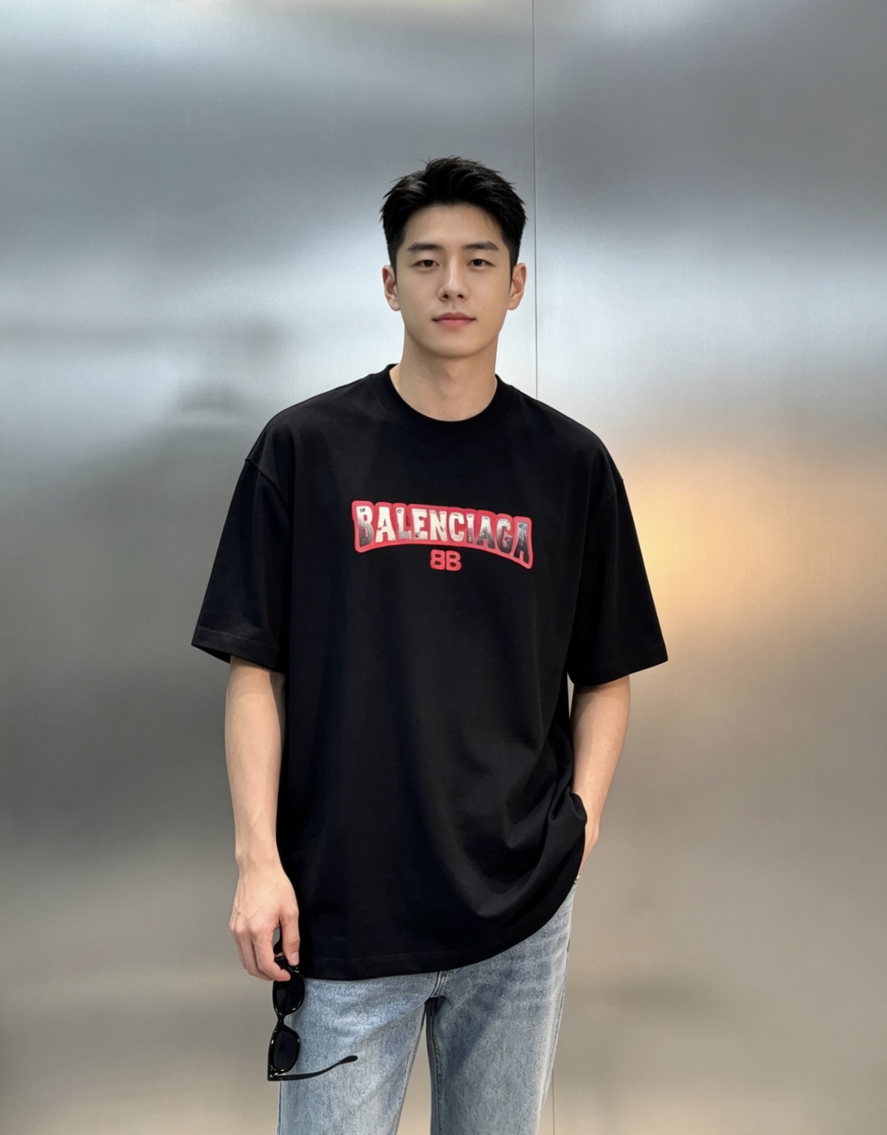 NO:954115,Balenciaga's new trendy brand T-shirt. Same style for men and women with metallic letters on the front + red border, super recognizable!  The silver letters with rivets give it a full street feel. The BB logo is super eye-catching and made of high-quality 280g cotton. It is comfortable and breathable to wear, and can be easily used in daily or fashionable occasions. Balenciaga has always been avant-garde design, full of personality and attitude, and is a must-have for fashion lovers!  All three standards!  Color black. White. Dark gray. Size S-3XL slightly expanded version (L is recommended for 175/145 pounds),, balenciaga, balenciaga, tees, t-shirt,19860909Balenciaga巴黎世家新款潮牌T恤.男女同款正面金属感字母+红色边框,超有辨识度！银色字母配铆钉,街头感满满,BB标志超吸睛高品质280g棉料,穿着舒适透气,日常或潮流场合都能轻松驾驭.Balenciaga一贯的前卫设计,个性态度直接拉满,时尚爱好者必入！三标齐！颜色黑色.白色.深灰.码数S-3XL微扩版型（175/145斤建议L）,,balenciaga,balenciaga,tees，t-shirt,,Men's clothing