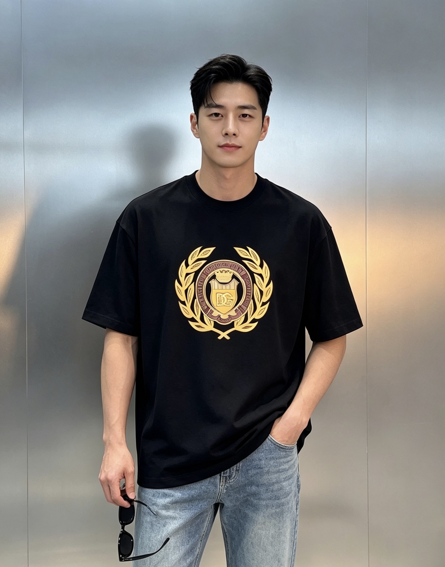 NO:954044,Dolce & Gabbana's new fashion brand T-shirt, the same style for men and women, the gold badge embroidery on the chest is super eye-catching, the shield + laurel leaf design, high-temperature heat transfer process. Exquisite details, full of brand feeling. The 280g pure cotton material is soft and breathable, super comfortable to wear against the skin, and the slim fit shows the body line. It is OK to wear alone or with a jacket for daily use. It is easy to create a fashionable and casual style, low-key and recognizable, suitable for you who pursue quality and design!  All three standards!  Color black. Dark gray. White. Size S-3XL slightly expanded version (L is recommended for 175/145 pounds), Dolce&Gabbana, Dolce&Gabbana, jackets & coats, tees, t-shirt,19860909Dolce & Gabbana杜嘉班纳新款潮牌T恤,男女同款胸前金色徽章刺绣超吸睛,盾牌+月桂叶设计,高温烫画工艺.细节精致,品牌感满满280g纯棉材质柔软透气,贴肤穿着超舒适,修身版型很显身材线条.日常单穿或搭配外套都很OK,轻松打造时尚休闲风,低调又有辨识度,适合追求品质和设计感的你！三标齐！颜色黑色.深灰.白色.码数S-3XL微扩版型（175/145斤建议L）,,Dolce&Gabbana,Dolce&Gabbana,jackets & coats,tees，t-shirt,,Men's clothing