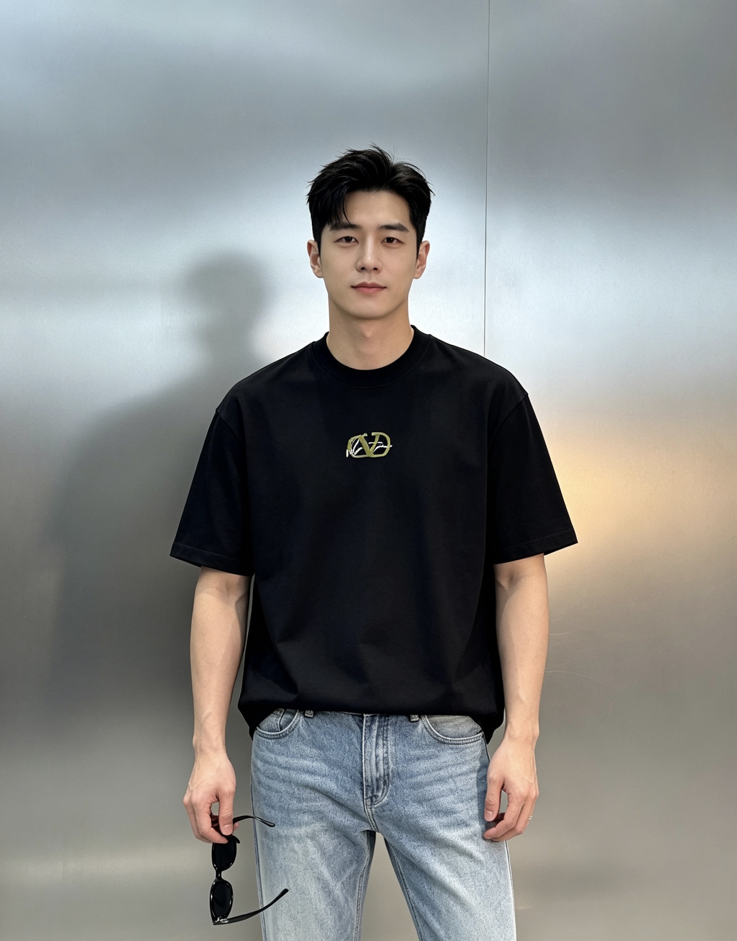 NO:954035,Valentin* Valentino's new trendy brand T-shirt. Same style for men and women ~ double-sided flower design. Velvet design of premium letter LOGO on the chest and back. Signature style. Simple and high-end upper body, low-key yet luxurious!  Preferred 280g pure cotton fabric. Comfortable and breathable!  Good stuff recommended!  All three standards!  Color White. Black. Dark gray. Size S-3XL slightly expanded version (175/145 pounds recommended L), valentino, valentino, tees, t-shirt,19860909Valentin*华伦天奴新款潮牌T恤.男女同款～双面花型设计.胸前.后背高级字母LOGO绒感设计.签名款.简单高级上身低调而不失奢华！优选280g纯棉面料.舒适透气！好物推荐！三标齐！颜色白色.黑色.深灰.码数S-3XL微扩版型（175/145斤建议L）,,valentino,valentino,tees，t-shirt,,Men's clothing