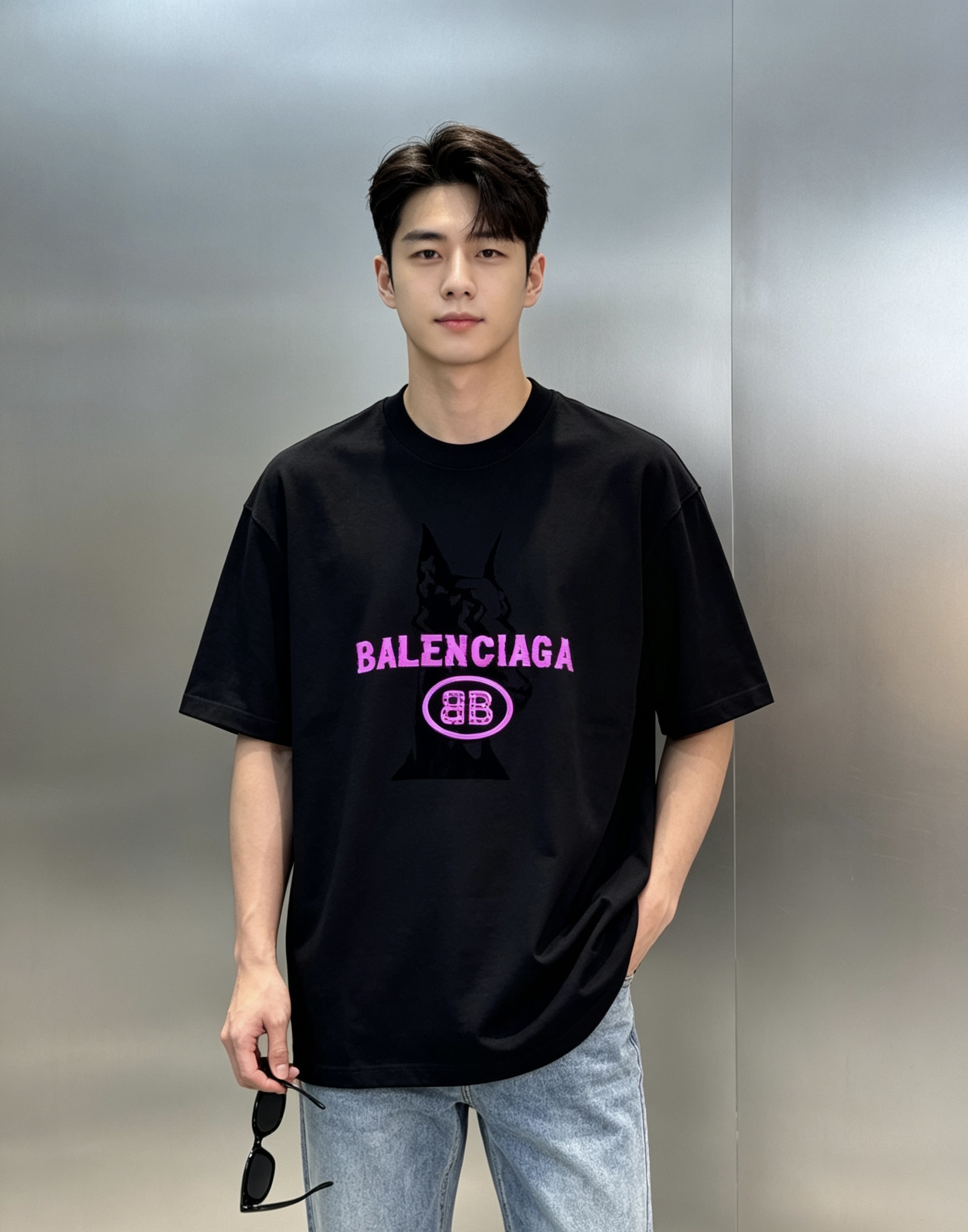 NO:954024,Balenciaga's new trendy T-shirt. The new dog head print T-shirt for men and women, made of high-gram 280g pure cotton, comfortable and breathable, and super friendly for daily wear!  Black dog head + purple 'BALENCIAGA' words on the front, three-dimensional foaming process. Full brand recognition. The simple design integrates trendy elements, and can be easily matched with jeans or casual pants, and the fashion sense is straight away!  It focuses on unique prints, highlighting brand innovation and luxury attitude. It is a must-have for trendy luxury lovers!  All three standards!  Color black. Gray floral. White. Size S-3XL slightly expanded version (L is recommended for 175/145 pounds), balenciaga, balenciaga, jeans, tees, t-shirt,19860909Balenciaga巴黎世家新款潮牌T.男女同款新款狗头印花T恤,高克重280g纯棉材质,舒适透气,日常穿搭超友好！正面黑色狗头+紫色“BALENCIAGA”字样,立体发泡工艺.品牌辨识度满分简约设计融合潮流元素,轻松搭配牛仔裤或休闲裤,时尚感直接拉满！主打独特印花,彰显品牌创新与奢华态度,潮奢爱好者必入！三标齐！颜色黑色.花灰.白色.码数S-3XL微扩版型（175/145斤建议L）,,balenciaga,balenciaga,jeans,tees，t-shirt,,Men's clothing