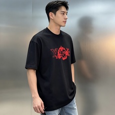 驴牌*路易威登新款潮牌T.男女同款❤️采用280g纯棉材质,柔软舒适,日常穿着超友好!胸前红色LV印花+抽象图案,经典又 驴牌*路易威登新款潮牌T.男女同款❤️采用280g纯棉材质,柔软舒适,日常穿着超友好!胸前红色LV印花+抽象图案,经典又
