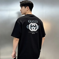 Gucci双G印花短袖T恤,潮人推荐.男女同款❤️经典双G标志+裂纹设计,辨识度超高!高克重纯棉材质,穿着舒适透气,日常 Gucci双G印花短袖T恤,潮人推荐.男女同款❤️经典双G标志+裂纹设计,辨识度超高!高克重纯棉材质,穿着舒适透气,日常