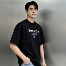 意式学院风新番|Prada撞色徽章短袖T恤.潮牌T恤.男女同款❤️甄选重磅精梳280g纯棉面料,垂顺挺括,上身自带高级肌 意式学院风新番|Prada撞色徽章短袖T恤.潮牌T恤.男女同款❤️甄选重磅精梳280g纯棉面料,垂顺挺括,上身自带高级肌