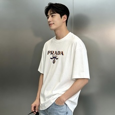 意式学院风新番|Prada撞色徽章短袖T恤.潮牌T恤.男女同款❤️甄选重磅精梳280g纯棉面料,垂顺挺括,上身自带高级肌 意式学院风新番|Prada撞色徽章短袖T恤.潮牌T恤.男女同款❤️甄选重磅精梳280g纯棉面料,垂顺挺括,上身自带高级肌