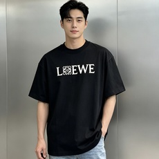 LOEWE罗意威Anagram字母阔版纯棉短袖T恤|男女同款❤️ 将罗意威标志性Anagram四连环图腾嵌入LOGO字母 LOEWE罗意威Anagram字母阔版纯棉短袖T恤|男女同款❤️ 将罗意威标志性Anagram四连环图腾嵌入LOGO字母