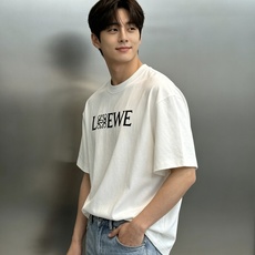 LOEWE罗意威Anagram字母阔版纯棉短袖T恤|男女同款❤️ 将罗意威标志性Anagram四连环图腾嵌入LOGO字母 LOEWE罗意威Anagram字母阔版纯棉短袖T恤|男女同款❤️ 将罗意威标志性Anagram四连环图腾嵌入LOGO字母