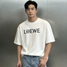 LOEWE罗意威Anagram字母阔版纯棉短袖T恤|男女同款❤️ 将罗意威标志性Anagram四连环图腾嵌入LOGO字母 LOEWE罗意威Anagram字母阔版纯棉短袖T恤|男女同款❤️ 将罗意威标志性Anagram四连环图腾嵌入LOGO字母